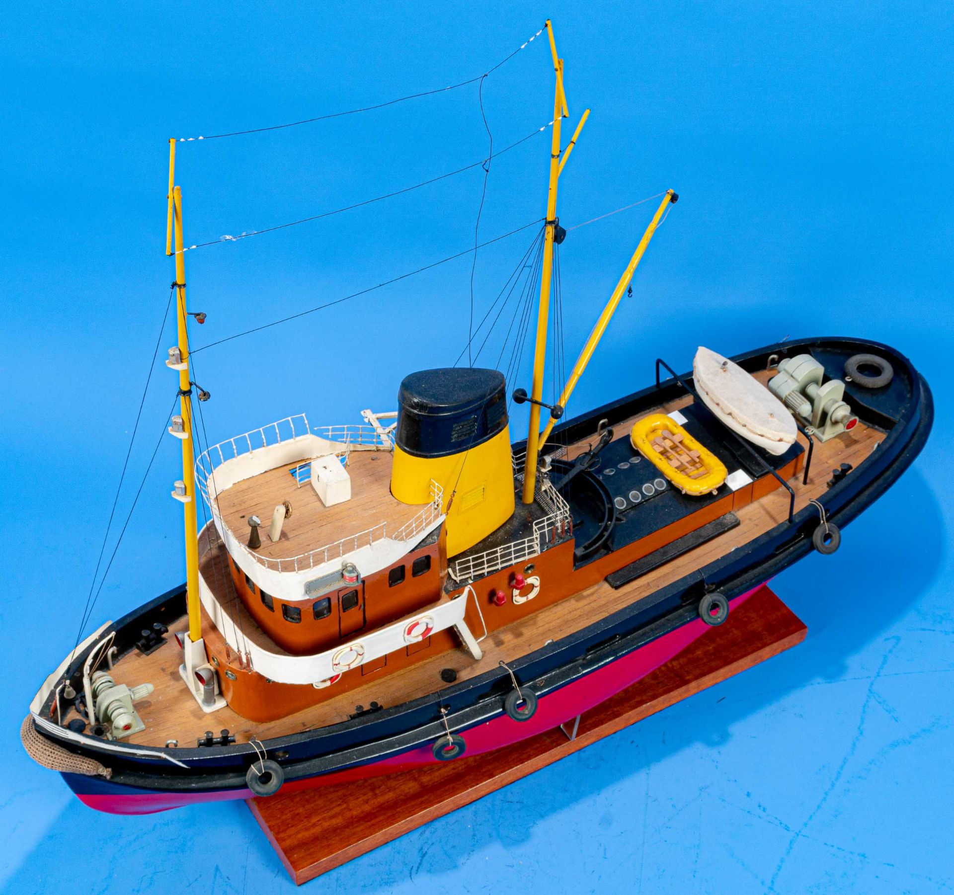 Modell eines Hafenschleppers, Eigenbau auf passend angefertigtem Stand;  Befestigung des Beibootes  - Bild 9 aus 14