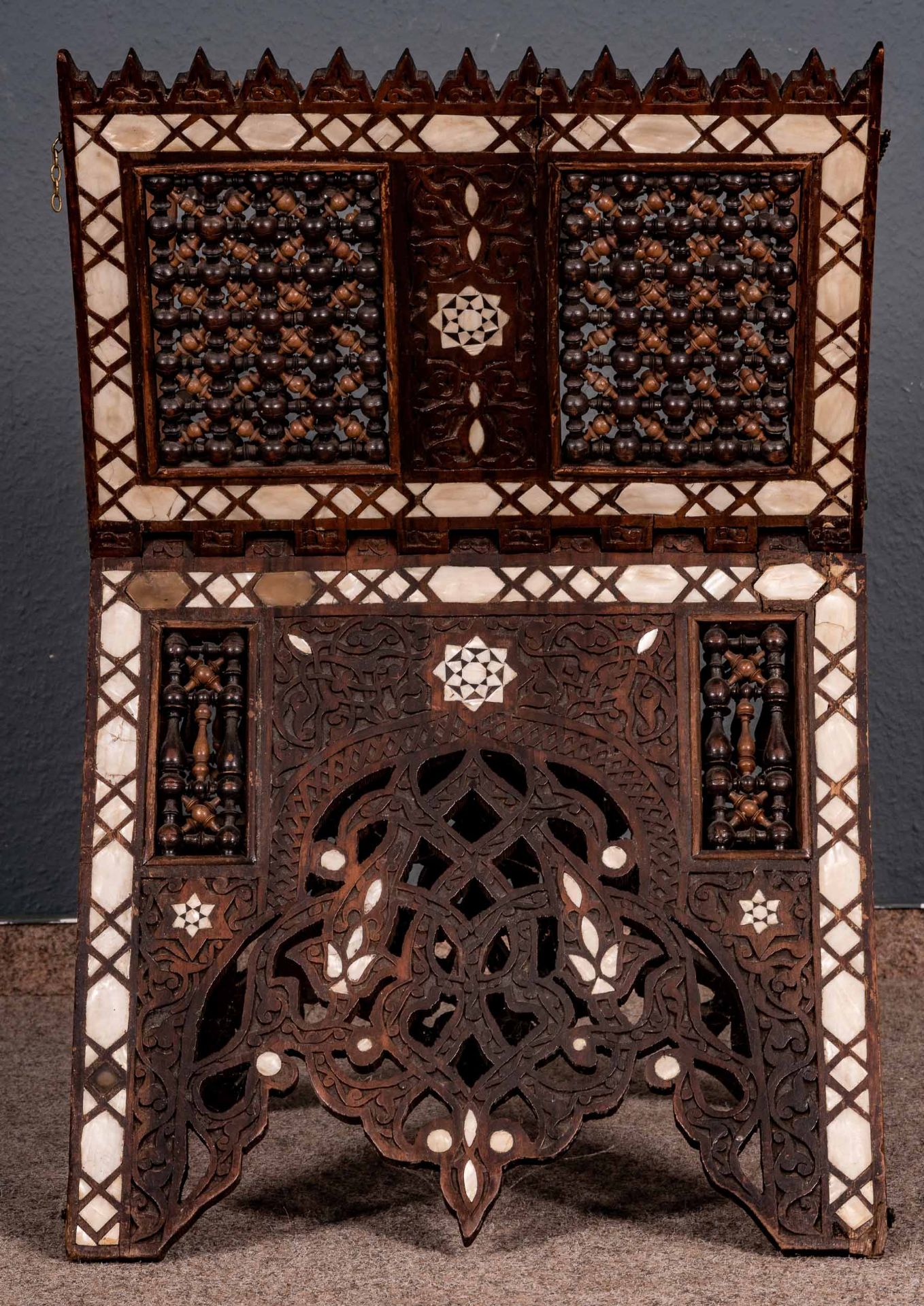 Prachtvoll beschnitzter, eingelegter und gedrechselter Koran-Buchständer, wohl Nordafrika um 1930/4 - Bild 2 aus 9