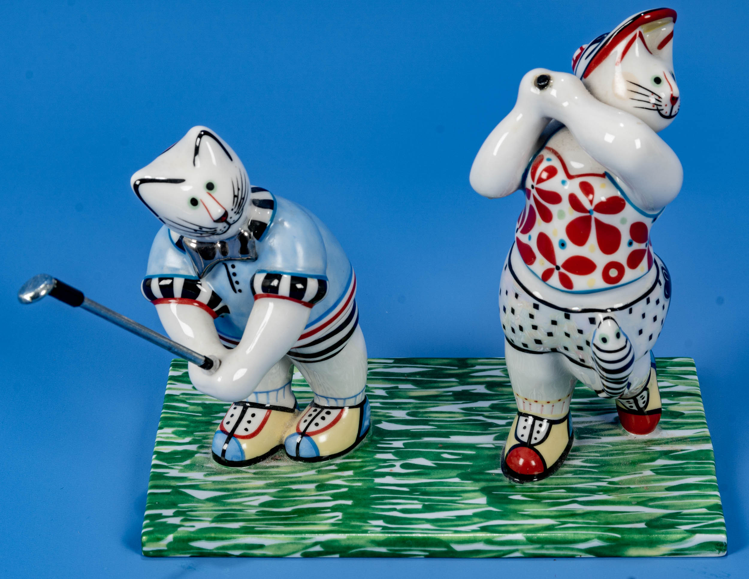 "Golfendes Katzenpaar", Villeroy & Boch, Mettlach, 20./21. Jhdt., polychrom staffiertes Weißporzell