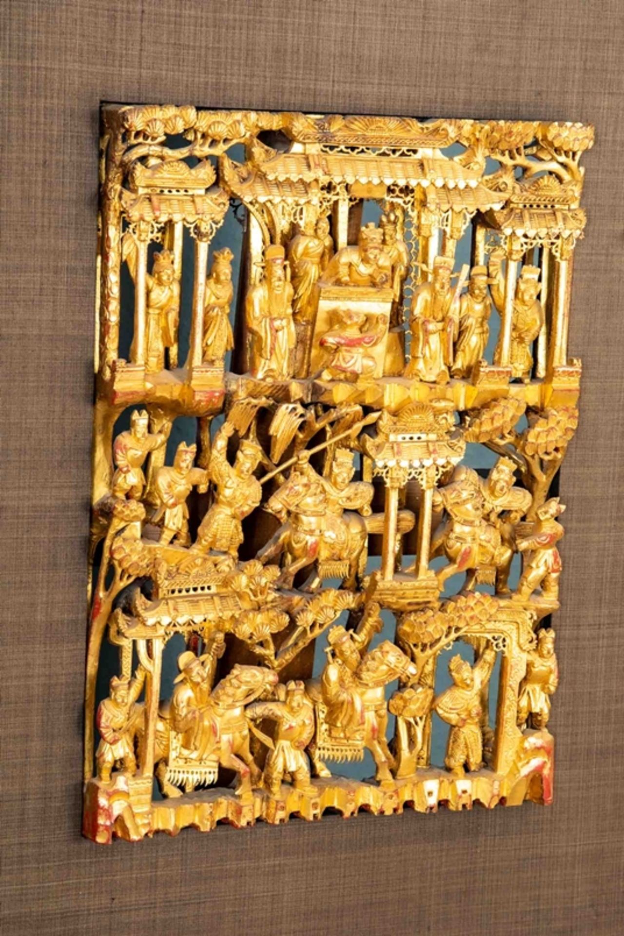 Dekorative asiatische Schnitzarbeit, hochwertig gerahmt, aufwändiger Golddekor, ostasiatischer Raum - Bild 6 aus 7