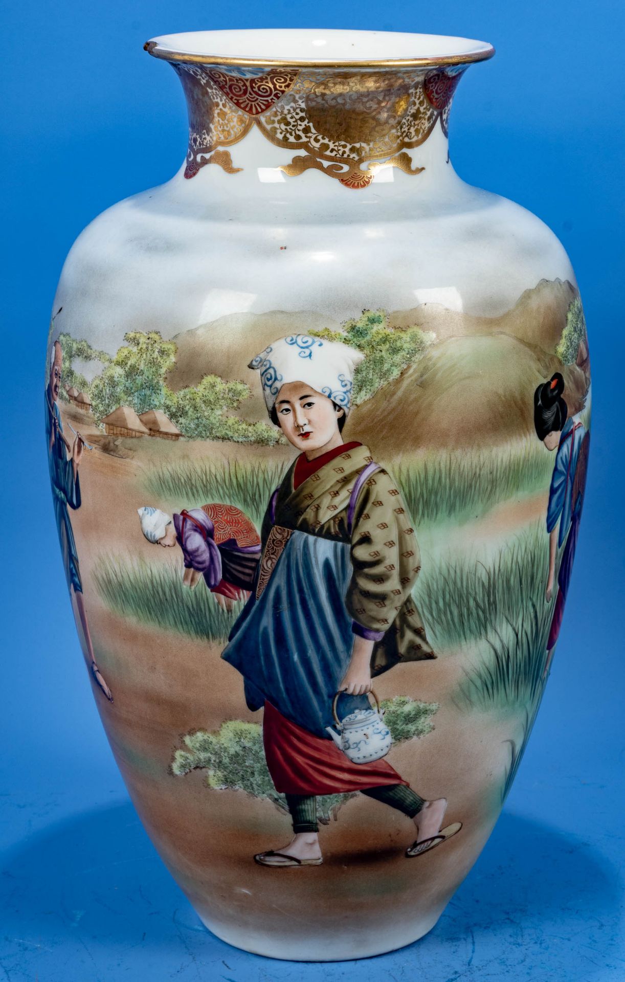 Paar großer, bauchiger, dekorativer Vasen, aufwändig von Hand polychrom bemaltes Weißporzellan. Jap - Bild 8 aus 14