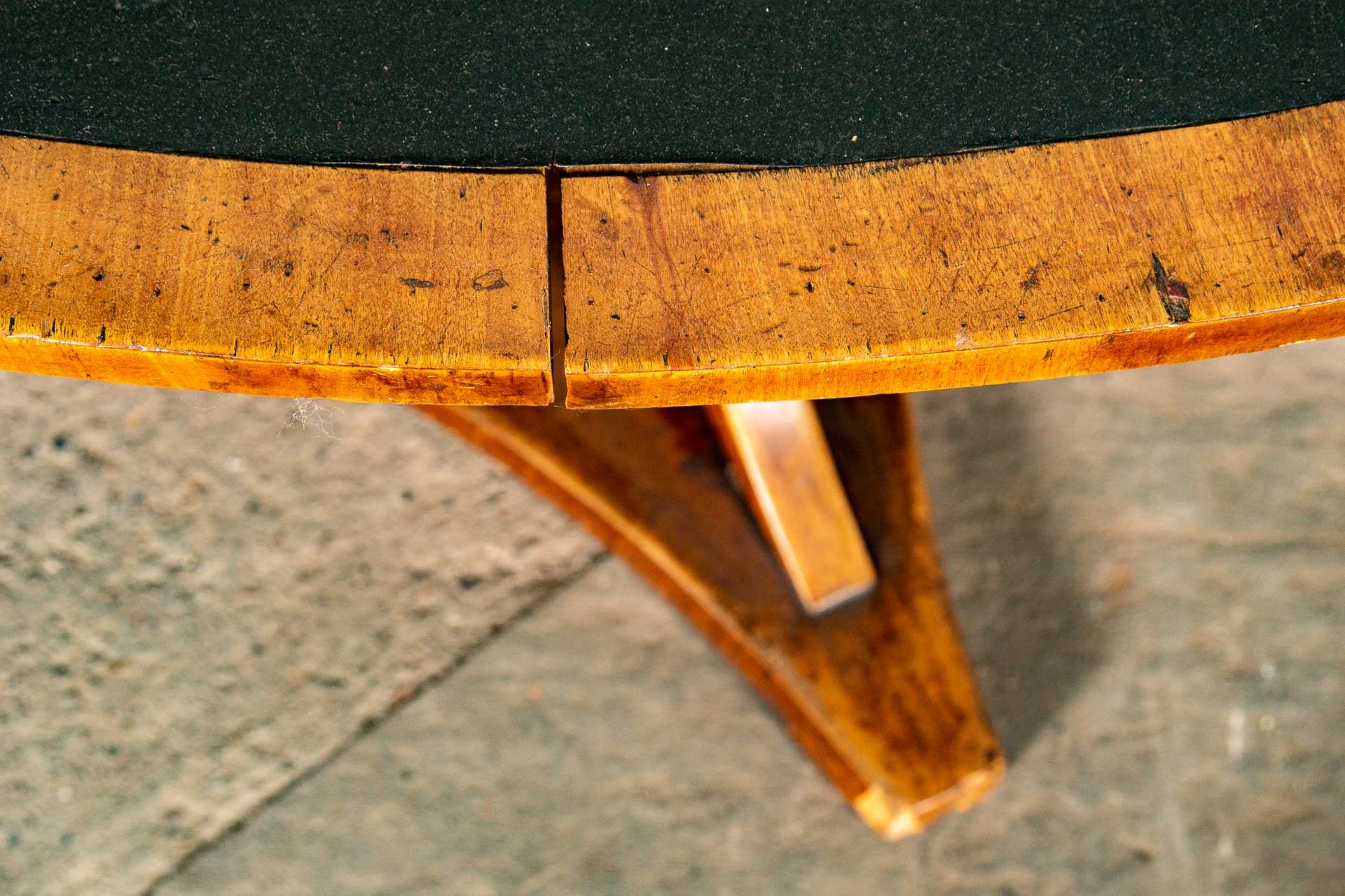Antiker ovaler Salontisch, wohl Ahorn oder Pappel massiv und auf Nadelholzkorpus furniert, die Tisc - Image 4 of 7