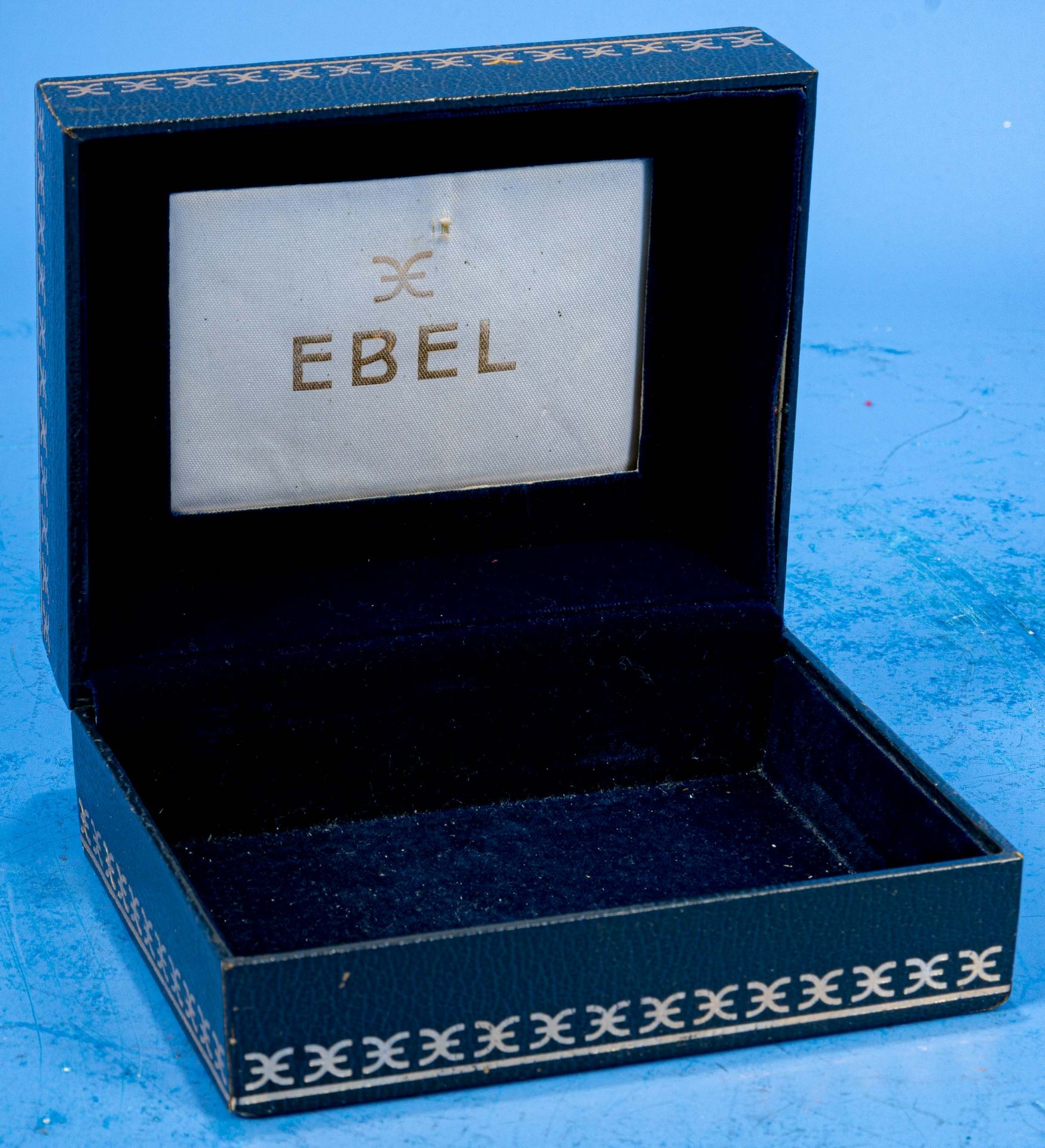 "EBEL"-Uhrenbox, ohne Inhalt, guter, gebrauchter Erhalt. Ca. 5,5 x 13 x 10,5 cm.