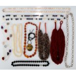 10teiliges Konvolut versch. Halsketten, u. a. aus Bernstein, Koralle und Süßwasserperlen. Längen vo