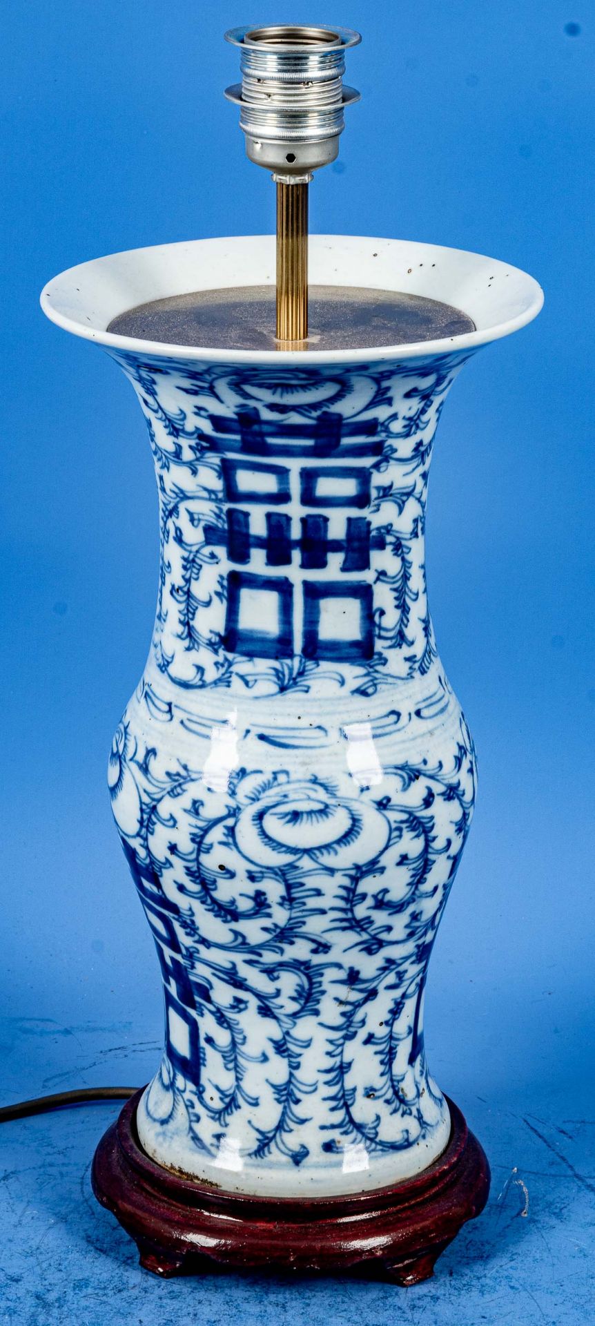 Antike Hochzeitsvase, als Tischlampenfuß gearbeitet; China Anfang 20. Jhdt., einfaches chinesisches