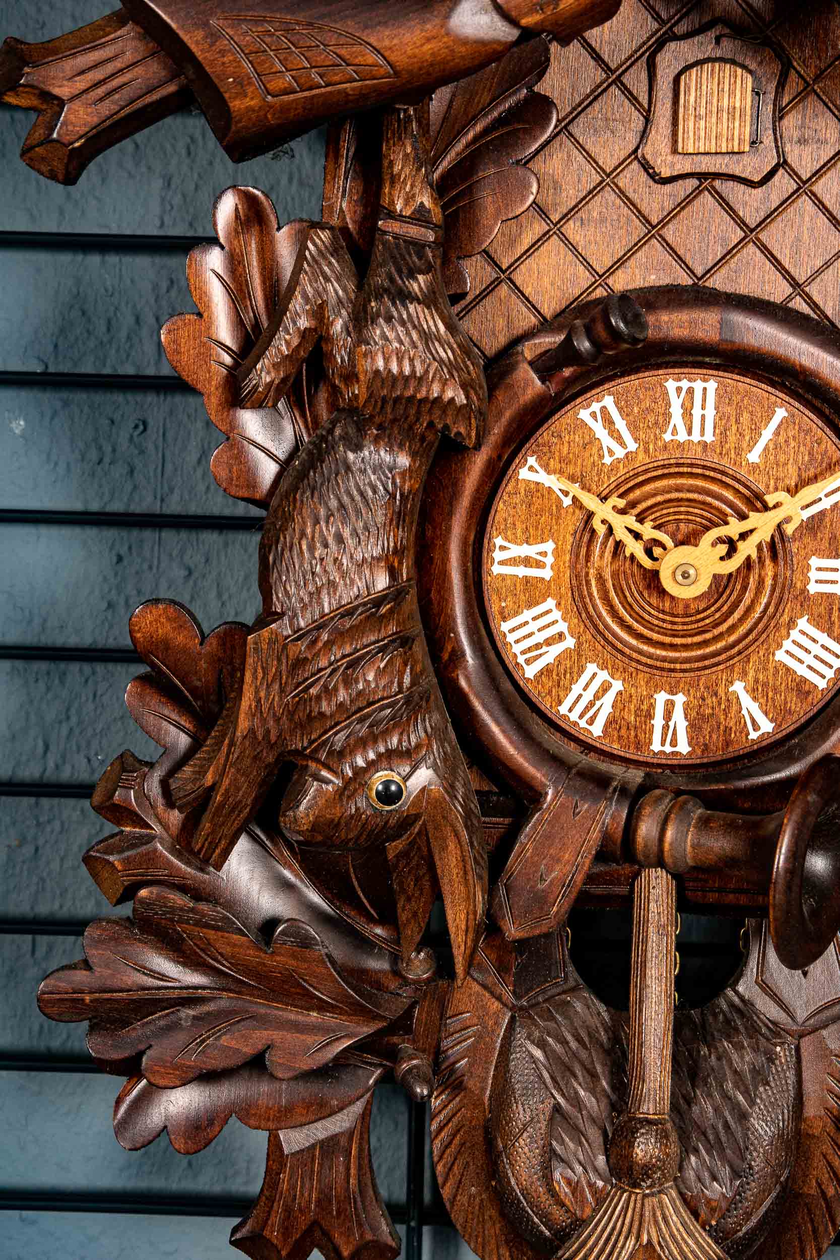 Imposante "Kuckucks"-Uhr, 2. Hälfte 20. Jhdt., aufwändig beschnitztes, nussbaumfarbiges Holzgehäuse - Image 5 of 15