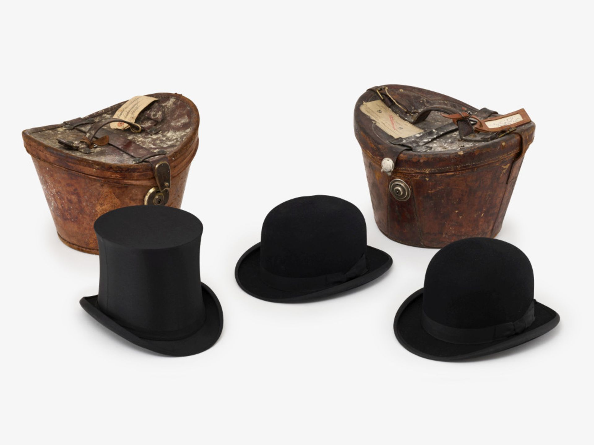 Konvolut Herrenhüte mit zwei Leder Hutschachteln
