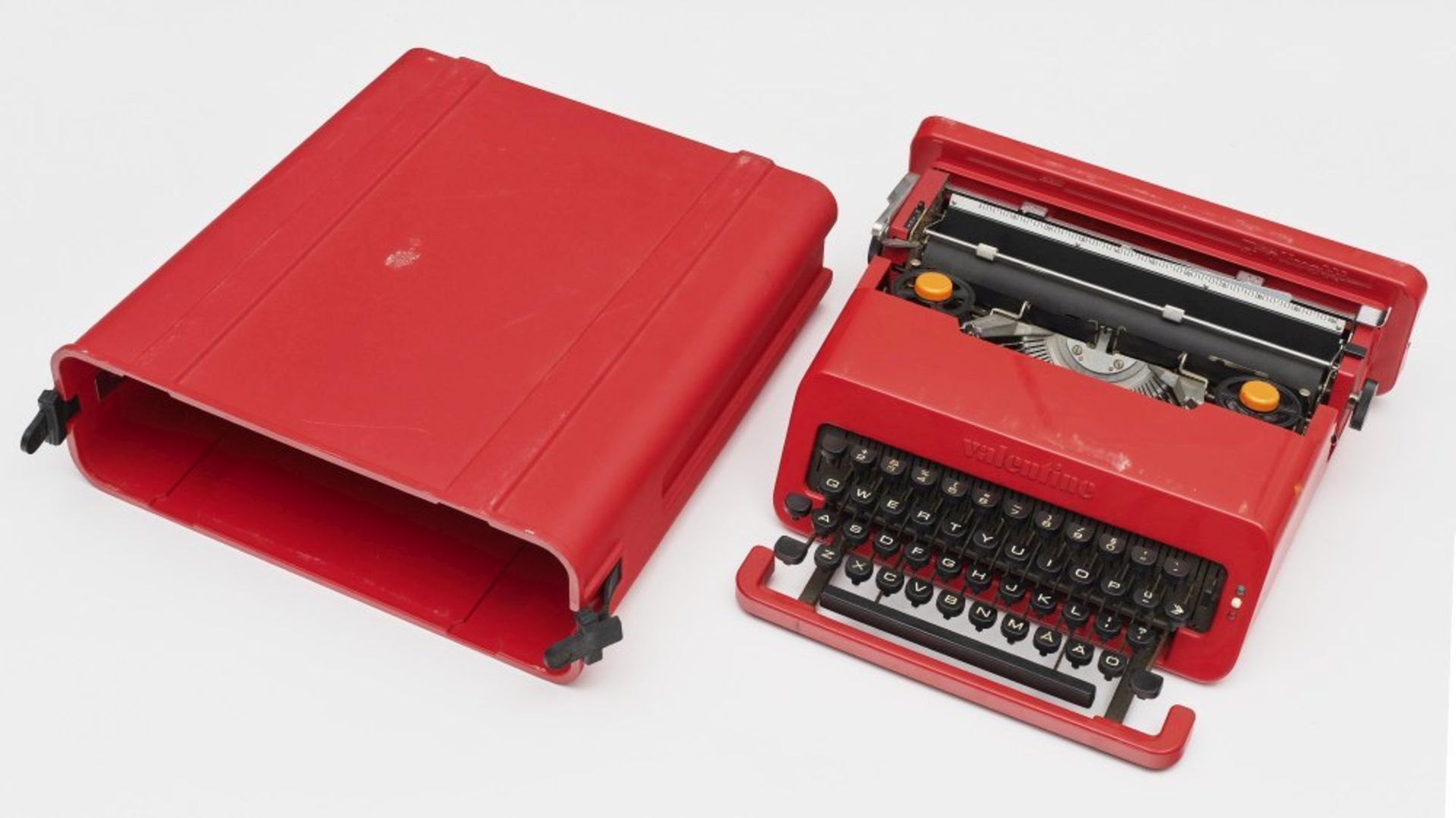 Zwei Schreibmaschinen "Valentine S"