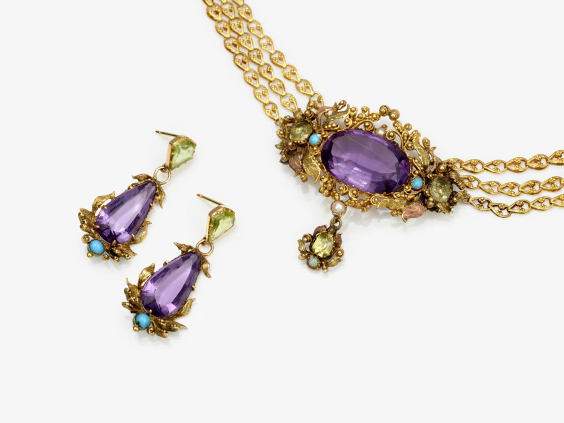 Historisches Collier und Ohrgehänge verziert mit Amethysten, Peridot, Türkisen und einer Perle