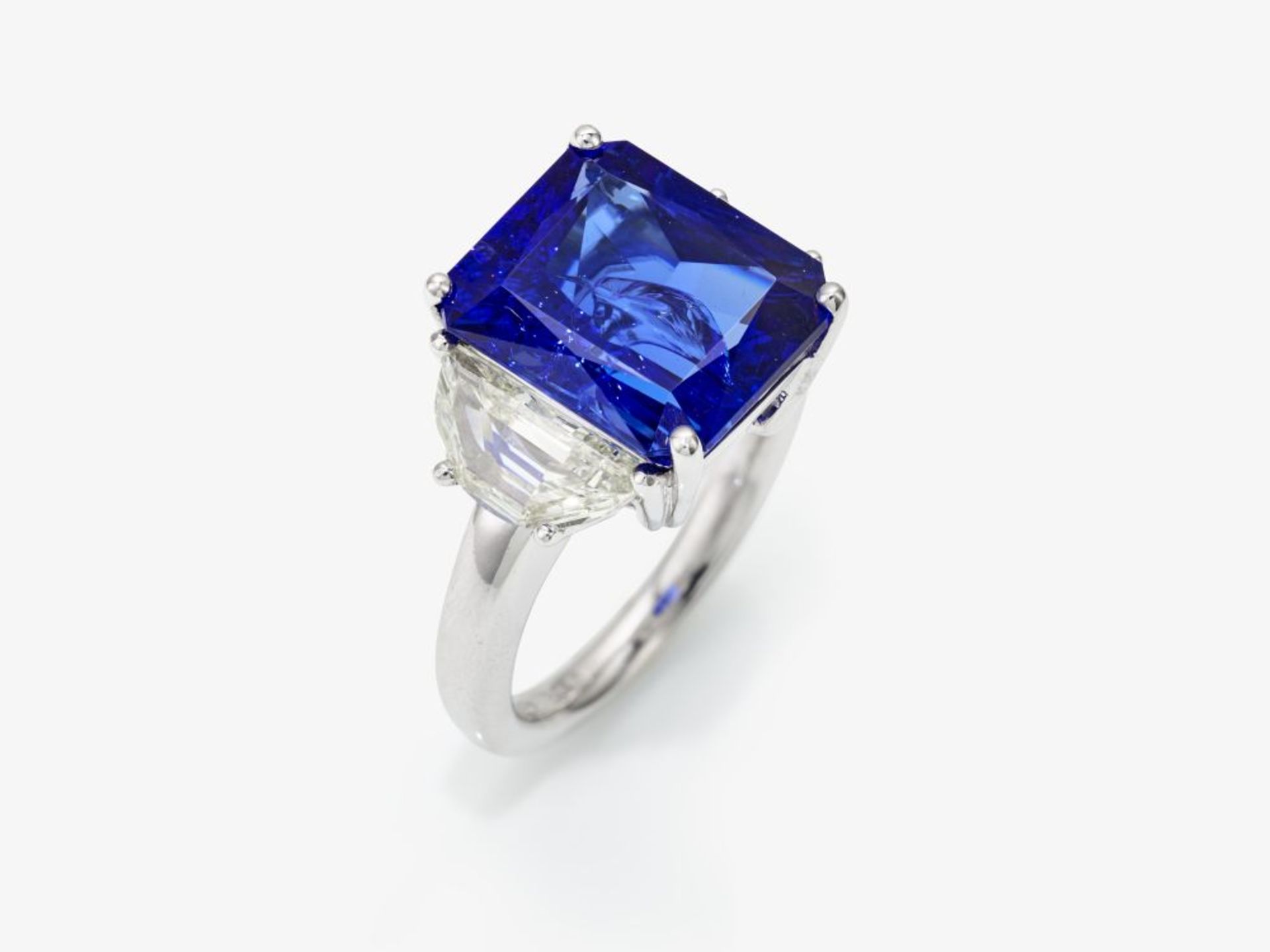 Alliancering besetzt mit einem Vivid Blue Tansanit mit Diamanten