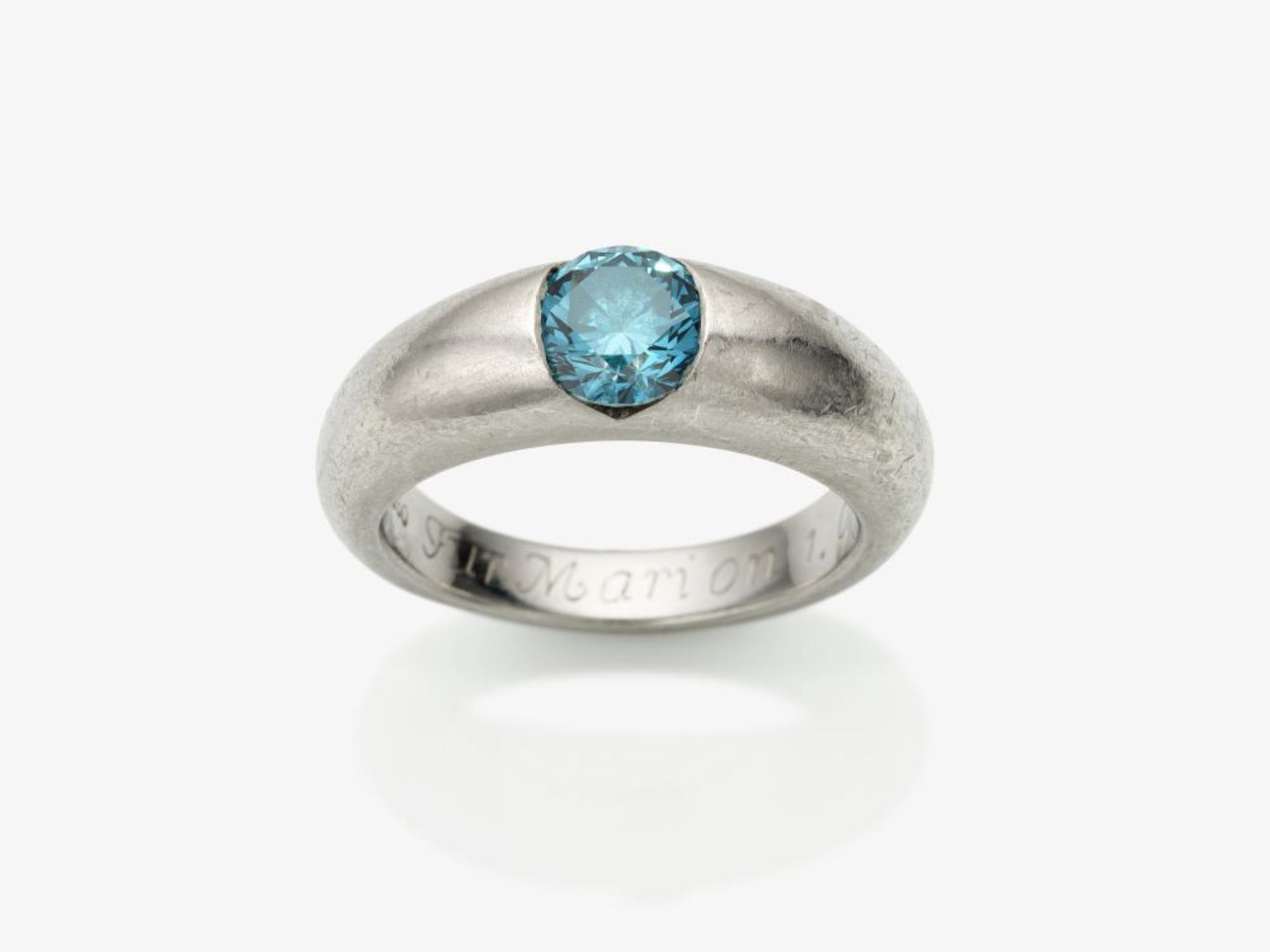 Ring mit einem blauen Brillant