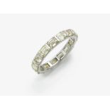 Memoryring verziert mit Diamanten im Emerald Cut