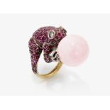 Ring in Form eines Frosches mit Brillanten, Rubinen und einem rosa Opal