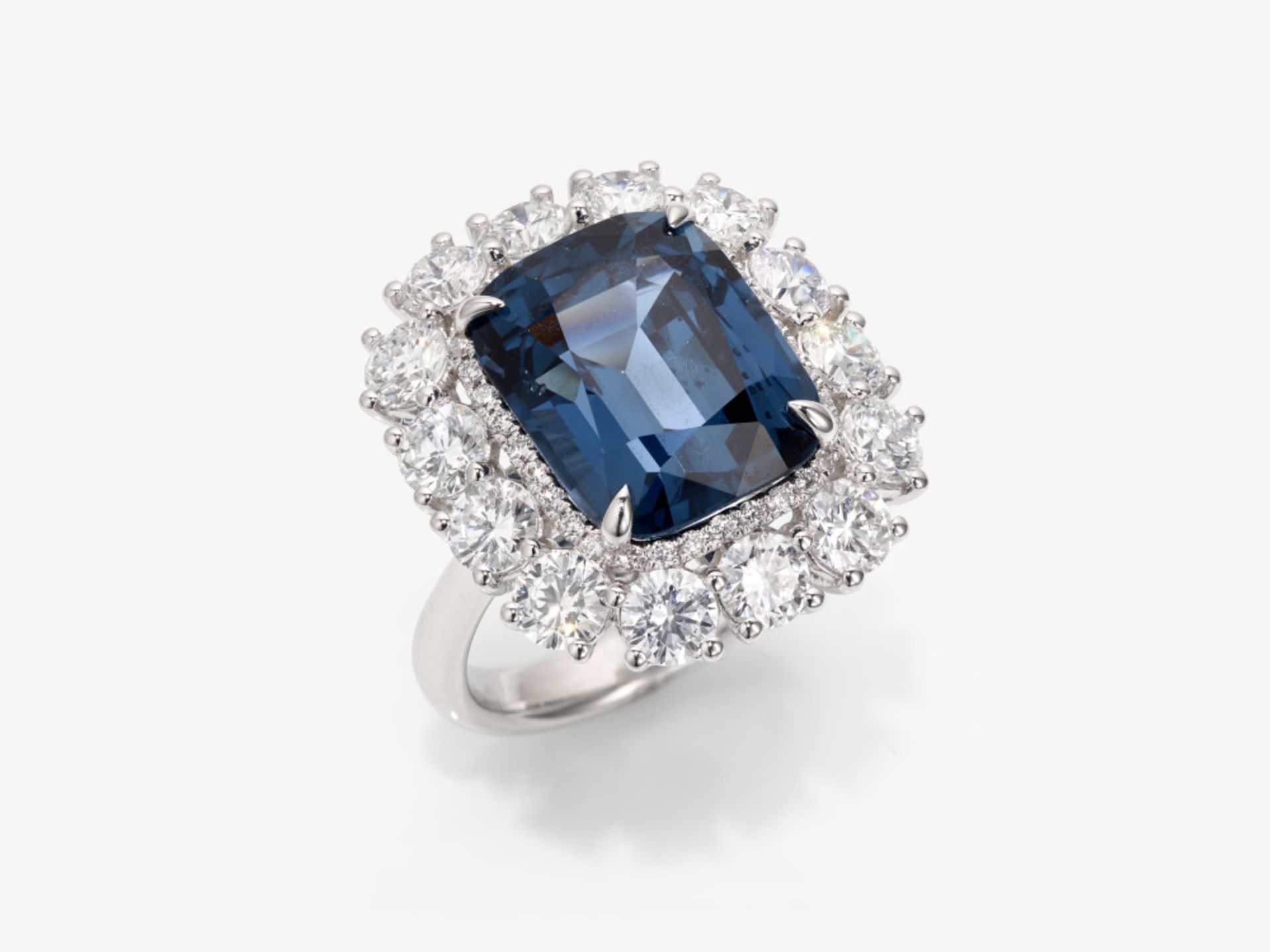 Ring mit blauem Spinell und Brillanten