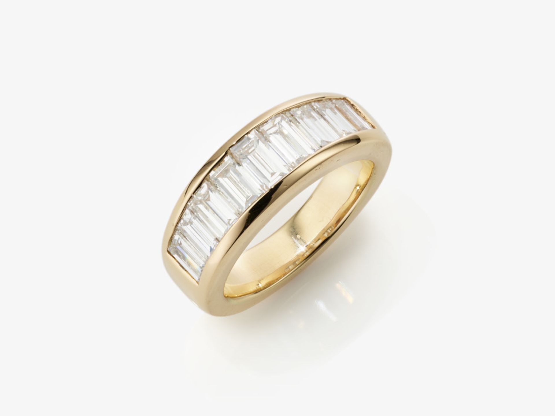 A classic band ring decorated with baguette-cut diamonds - Belgium, ANTWERP ATELIERS 