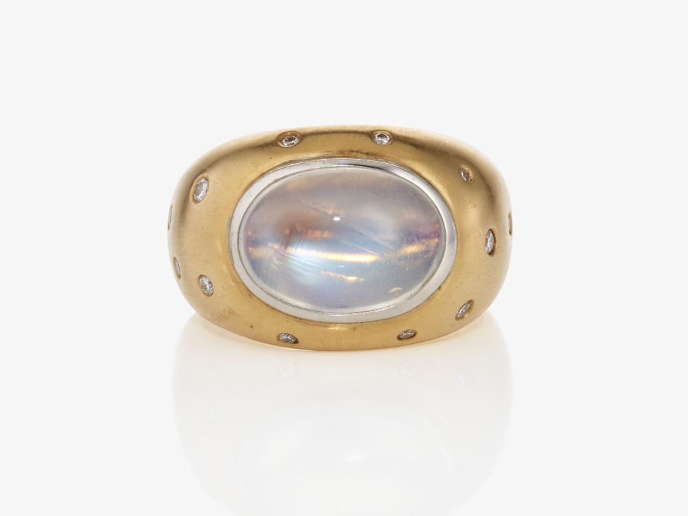 A classic jacket ring decorated with a moonstone and brilliant-cut diamonds - Germany, 1980s - 1990s - Image 2 of 2