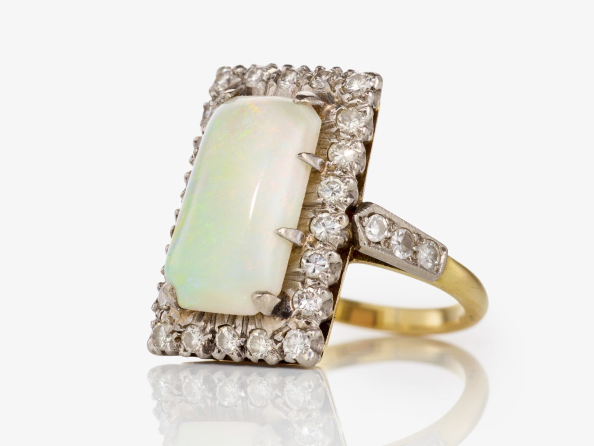 Historischer Ring verziert mit einem Opal und Diamant-Brillanten - Vermutlich England oder Deutschl