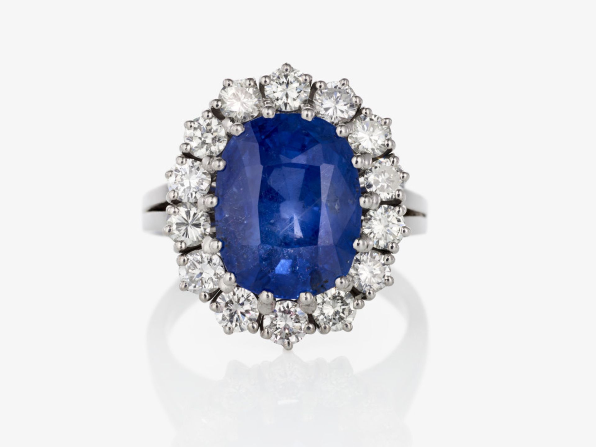 An Entourage ring with brilliant-cut diamonds and a sapphire - Image 2 of 2