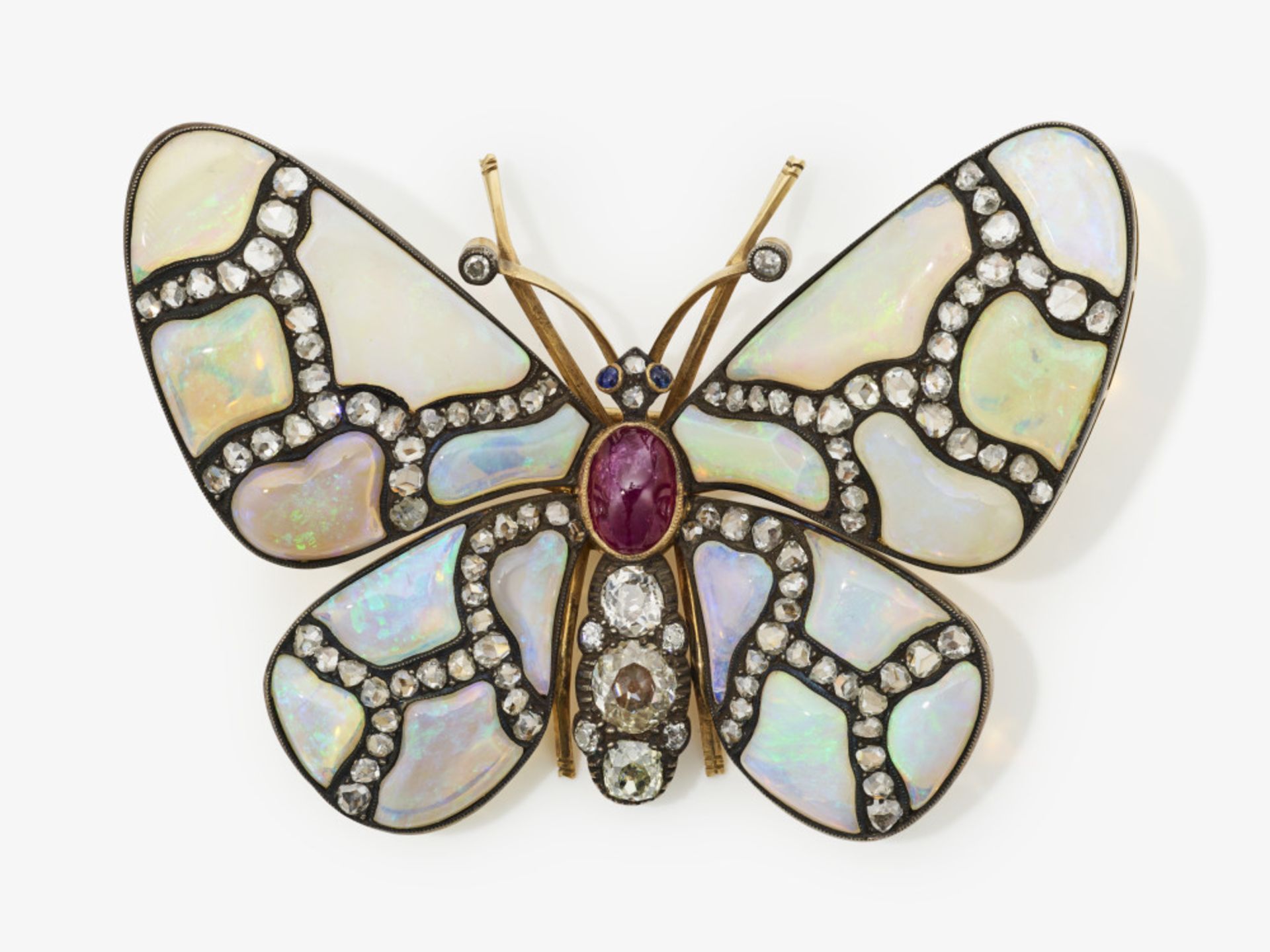 Brosche in Form eines Schmetterlings mit Weißopal, Diamanten, Saphir und Rubin - Österreich, 1950er 