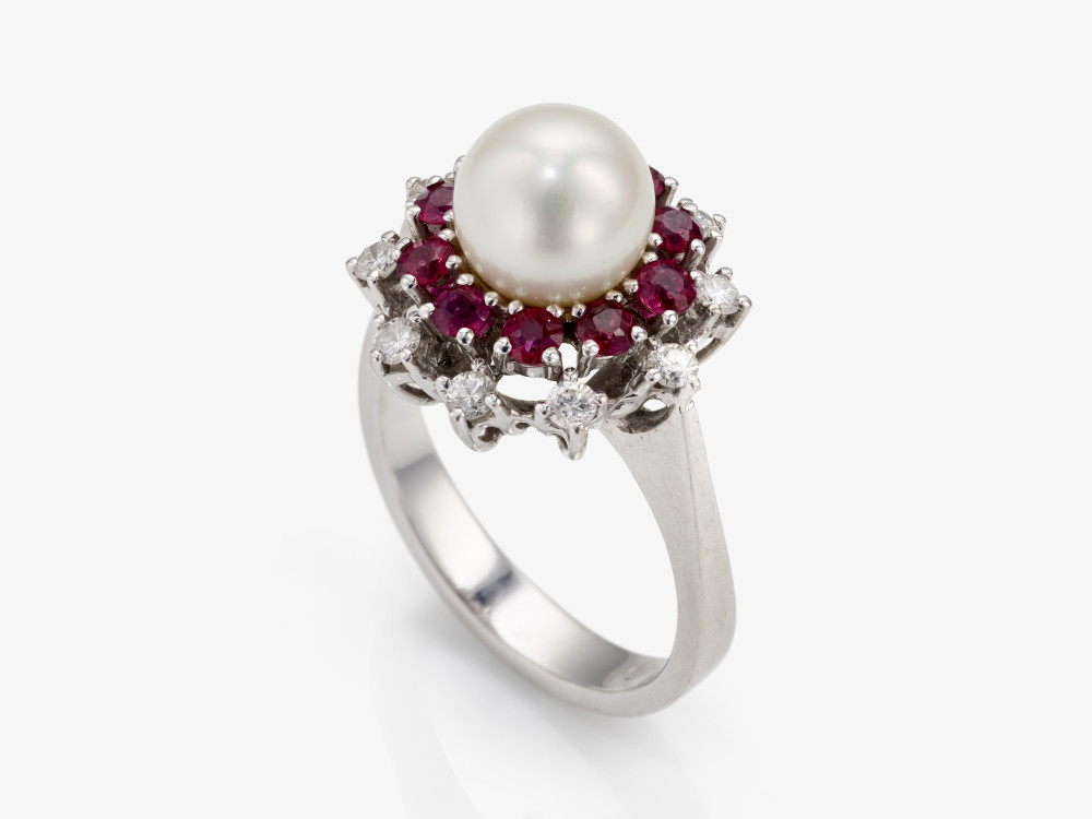 A cocktail ring decorated with brilliant-cut diamonds, rubies and a cultured pearl - Germany, 1960s