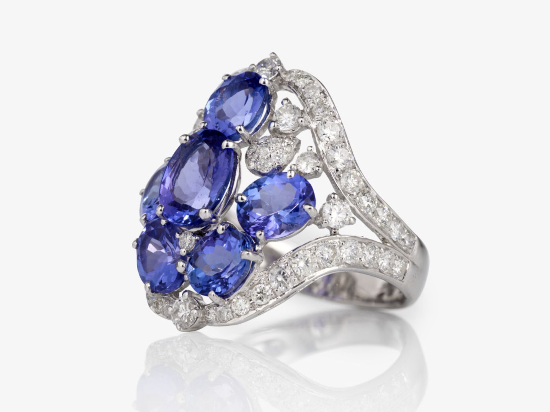 A cocktail ring decorated with tanzanites and brilliant-cut diamonds - Italy 