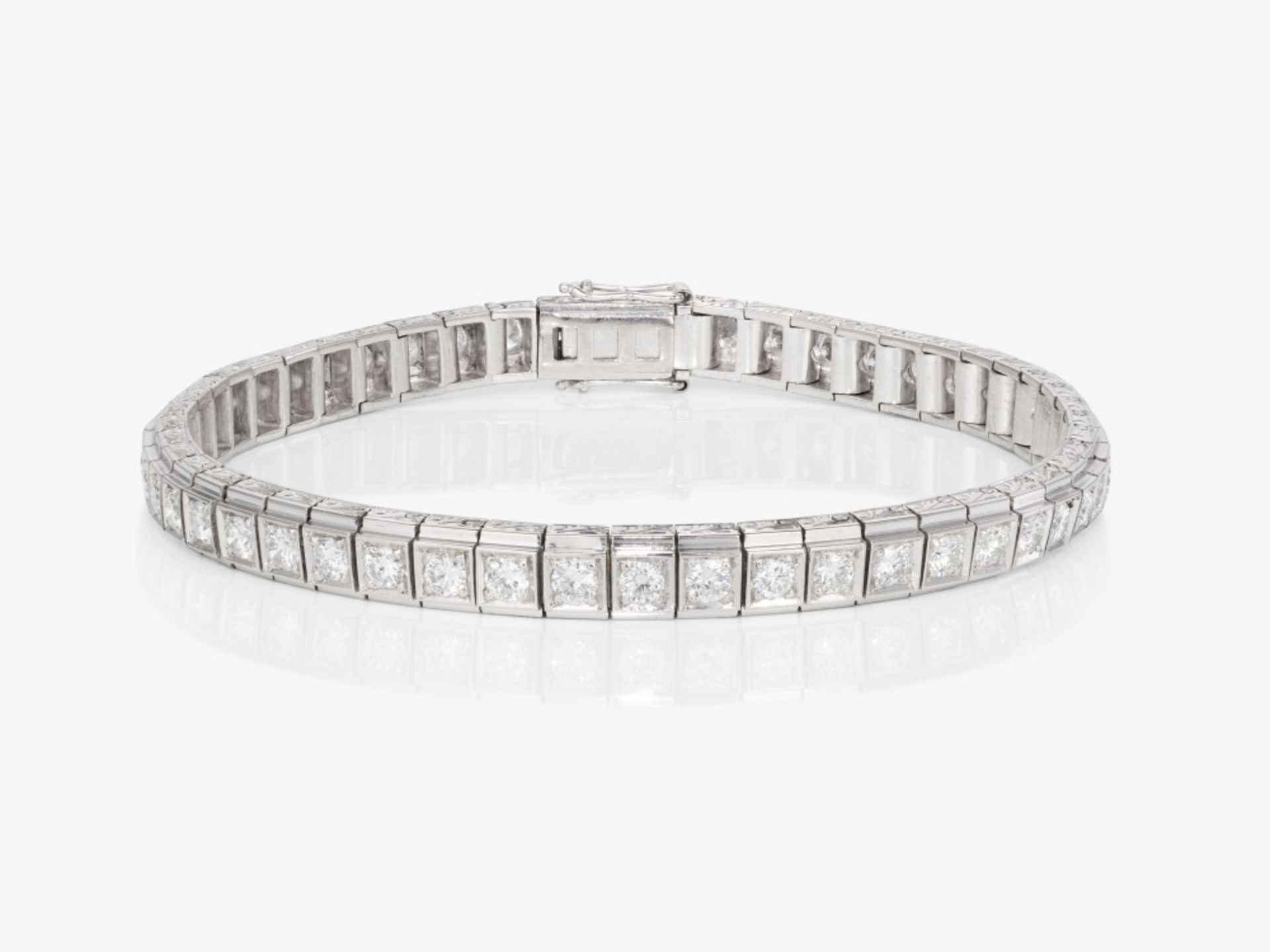 A bracelet with brilliant-cut diamonds