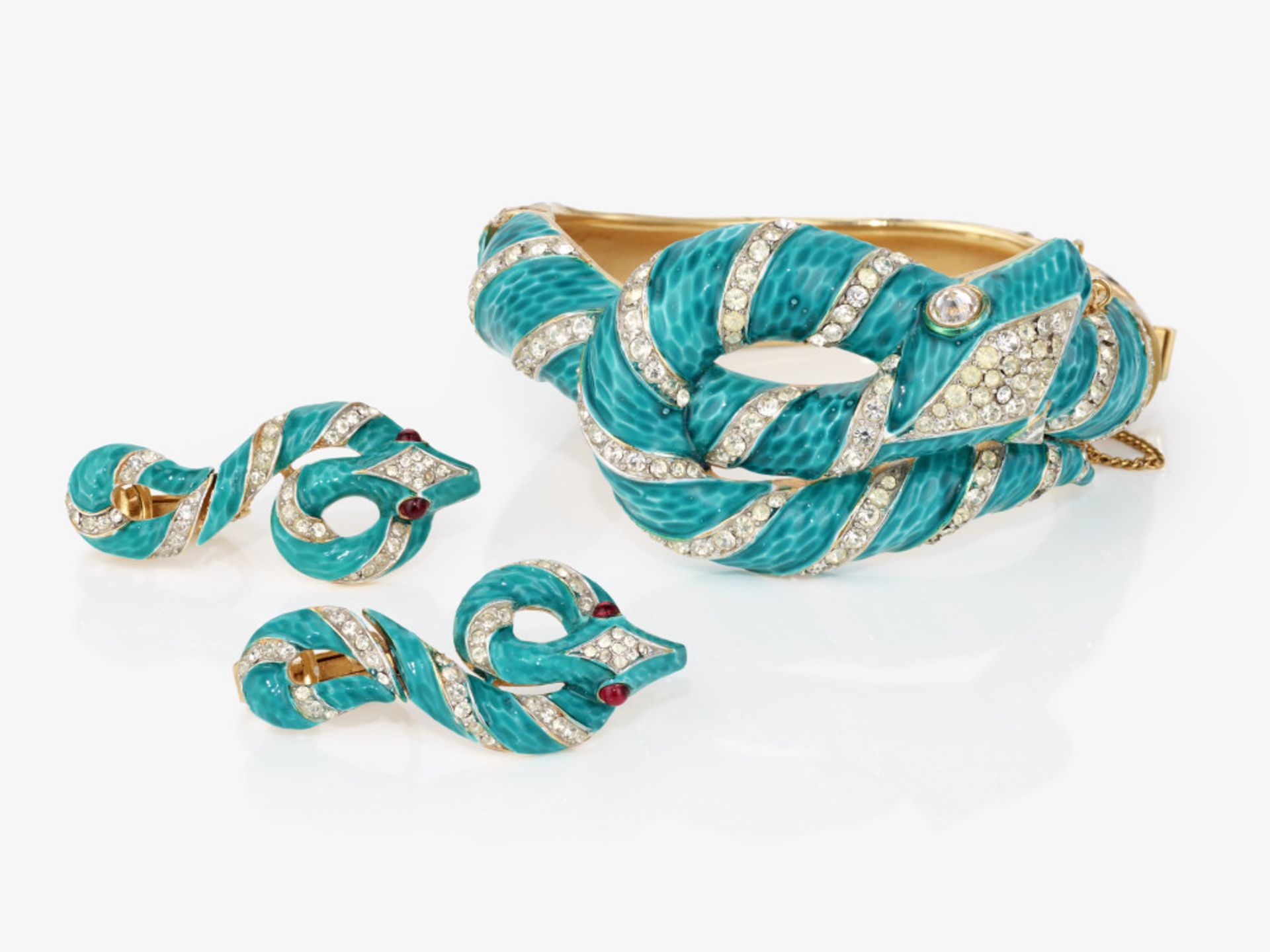 A set consisting of a bangle and a pair of ear clips - USA, New York, 1960/1970, TRIFARI 