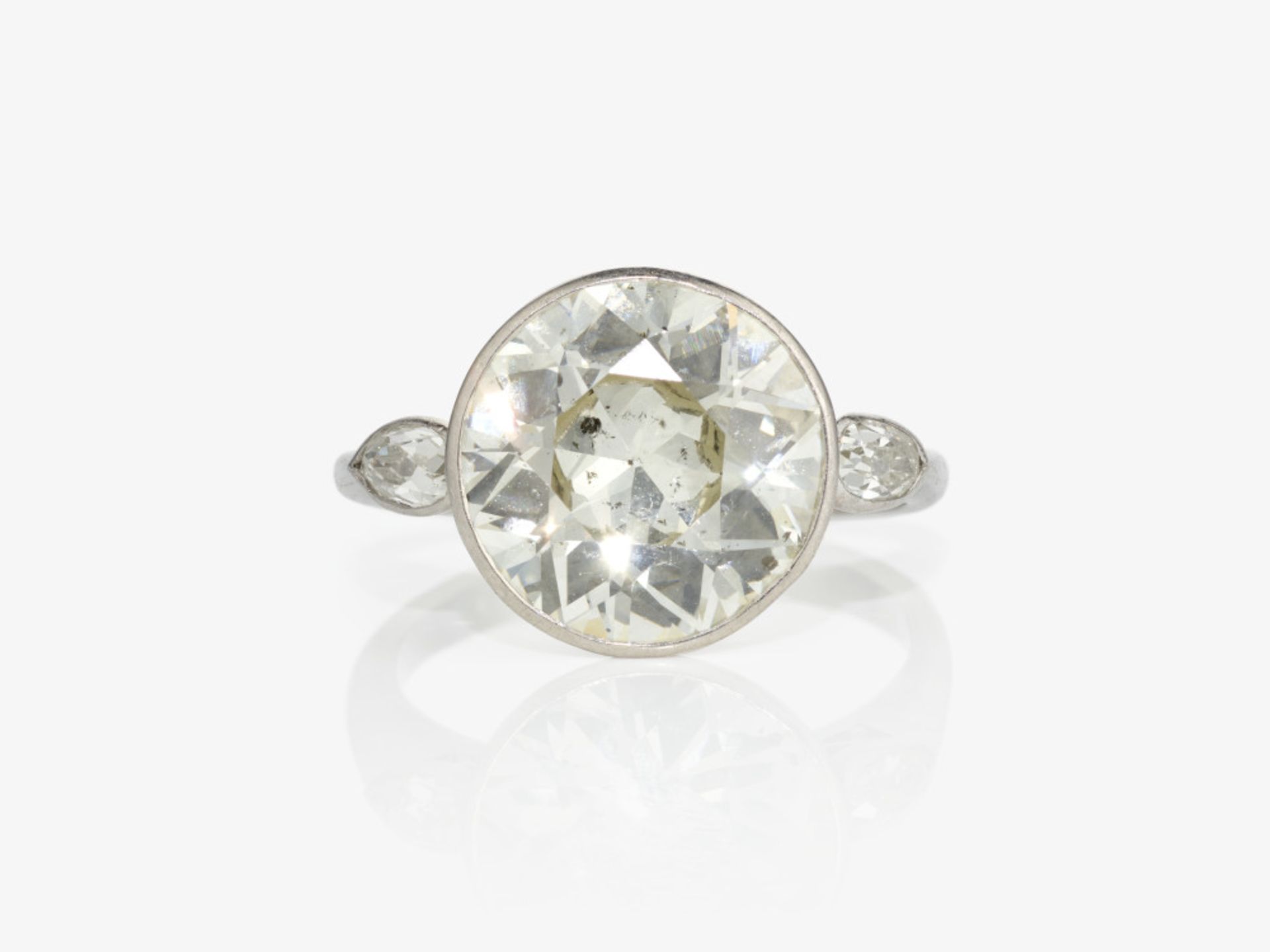 A solitaire ring with a large old-brilliant-cut diamond and diamonds - Germany, circa 1930/1935 - Image 2 of 3