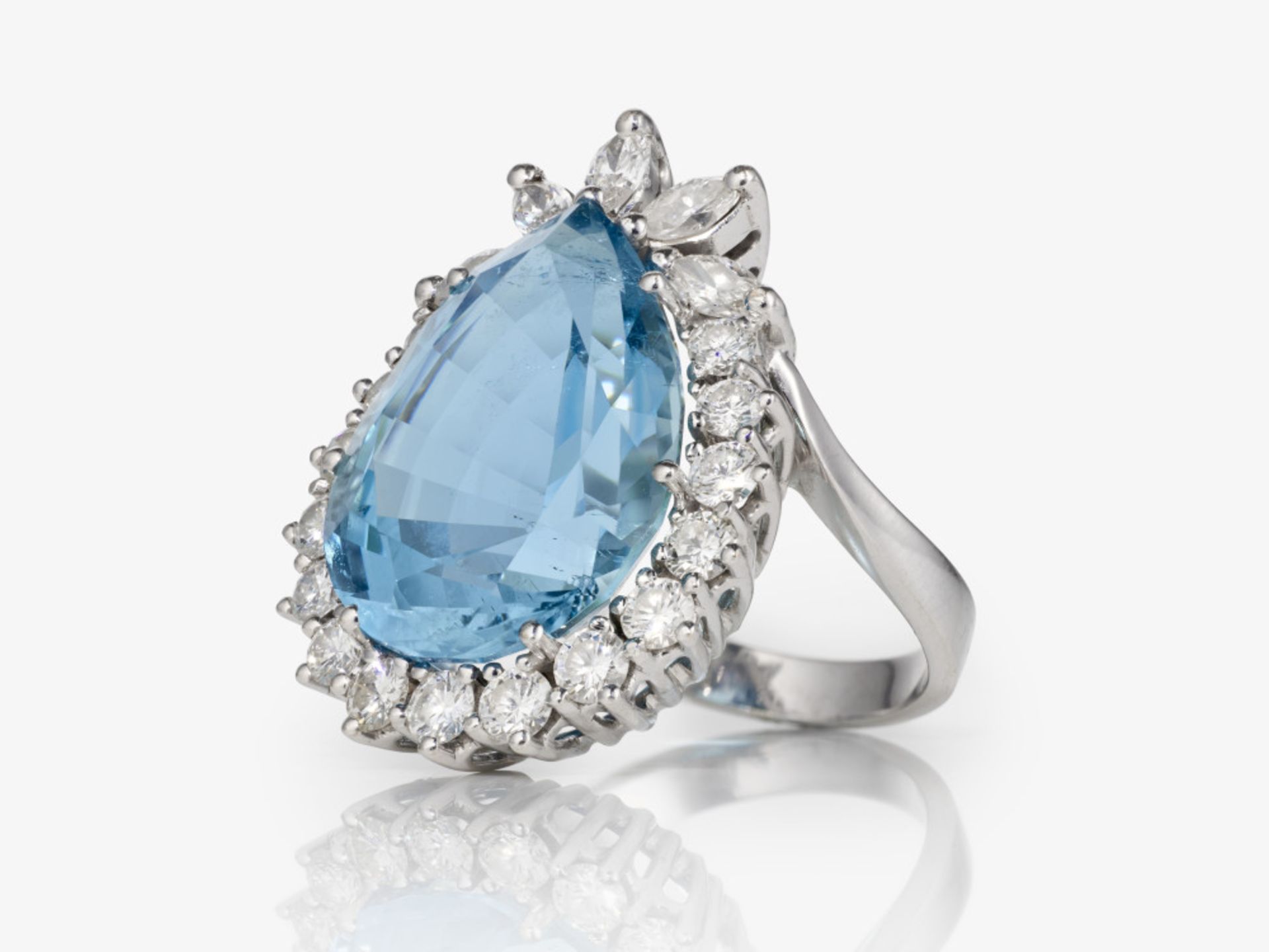 Ring mit Aquamarin und Diamanten