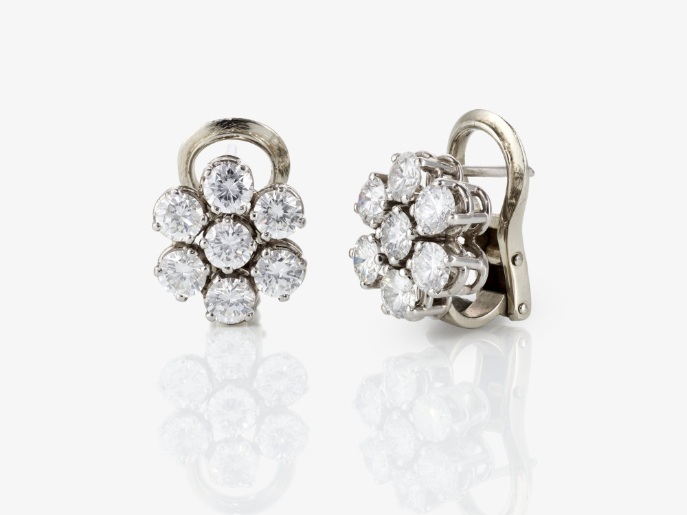 A pair of entourage-set stud earrings decorated with brilliant-cut diamonds - France, Paris, 1920s -