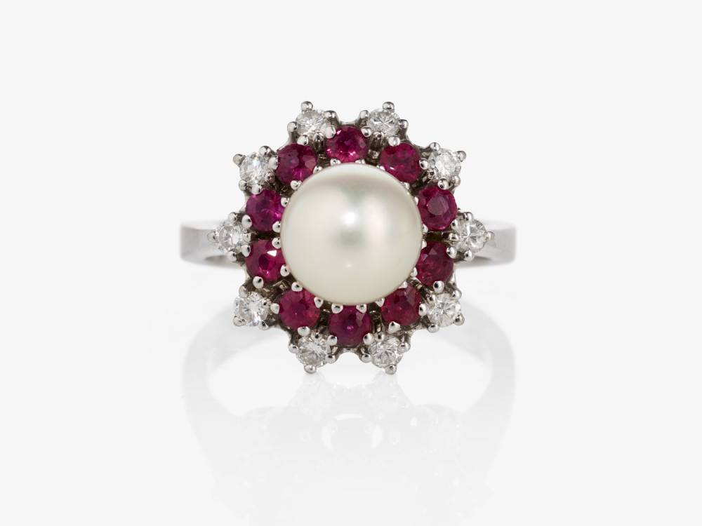A cocktail ring decorated with brilliant-cut diamonds, rubies and a cultured pearl - Germany, 1960s - Image 2 of 2