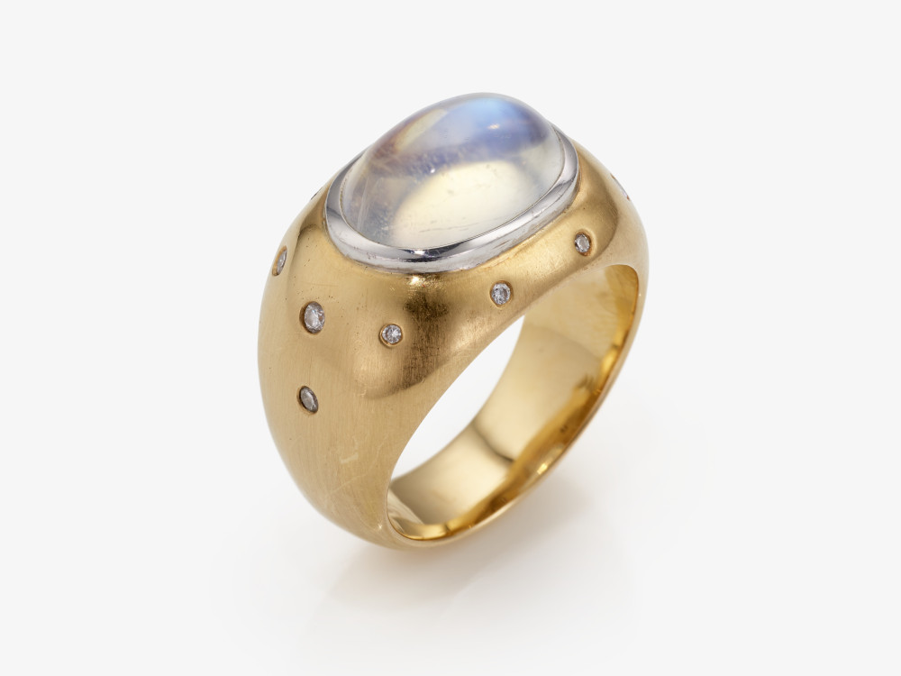 A classic jacket ring decorated with a moonstone and brilliant-cut diamonds - Germany, 1980s - 1990s