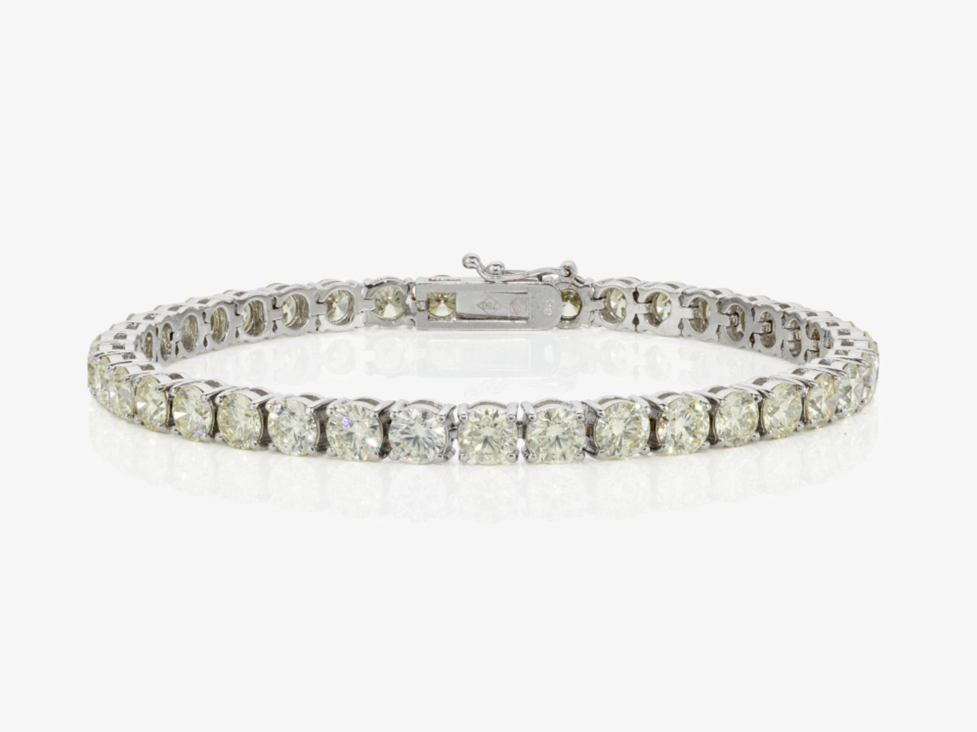 A classic tennis bracelet decorated with brilliant-cut diamonds - Germany, 2000s 