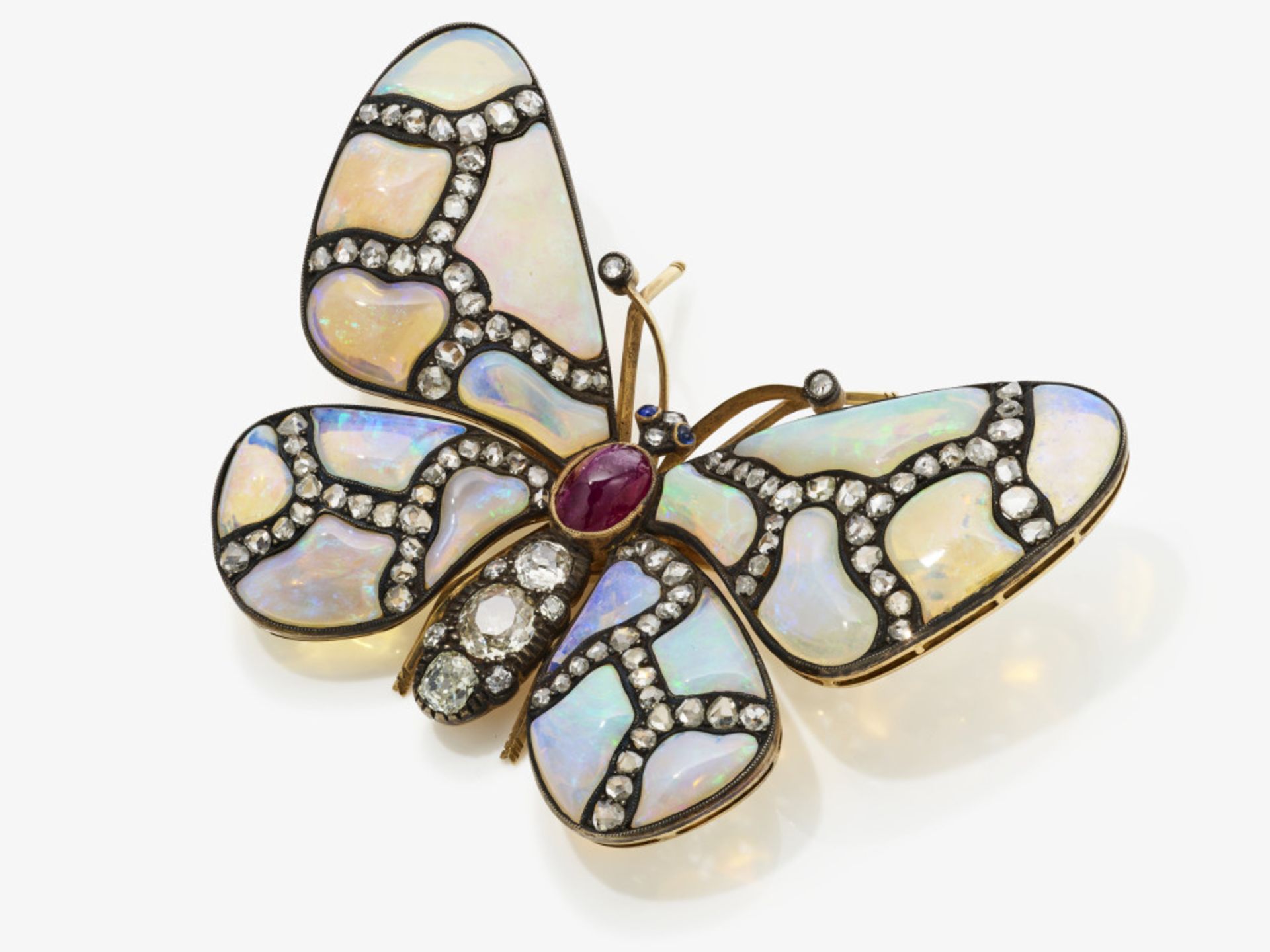 Brosche in Form eines Schmetterlings mit Weißopal, Diamanten, Saphir und Rubin - Österreich, 1950er  - Bild 2 aus 4