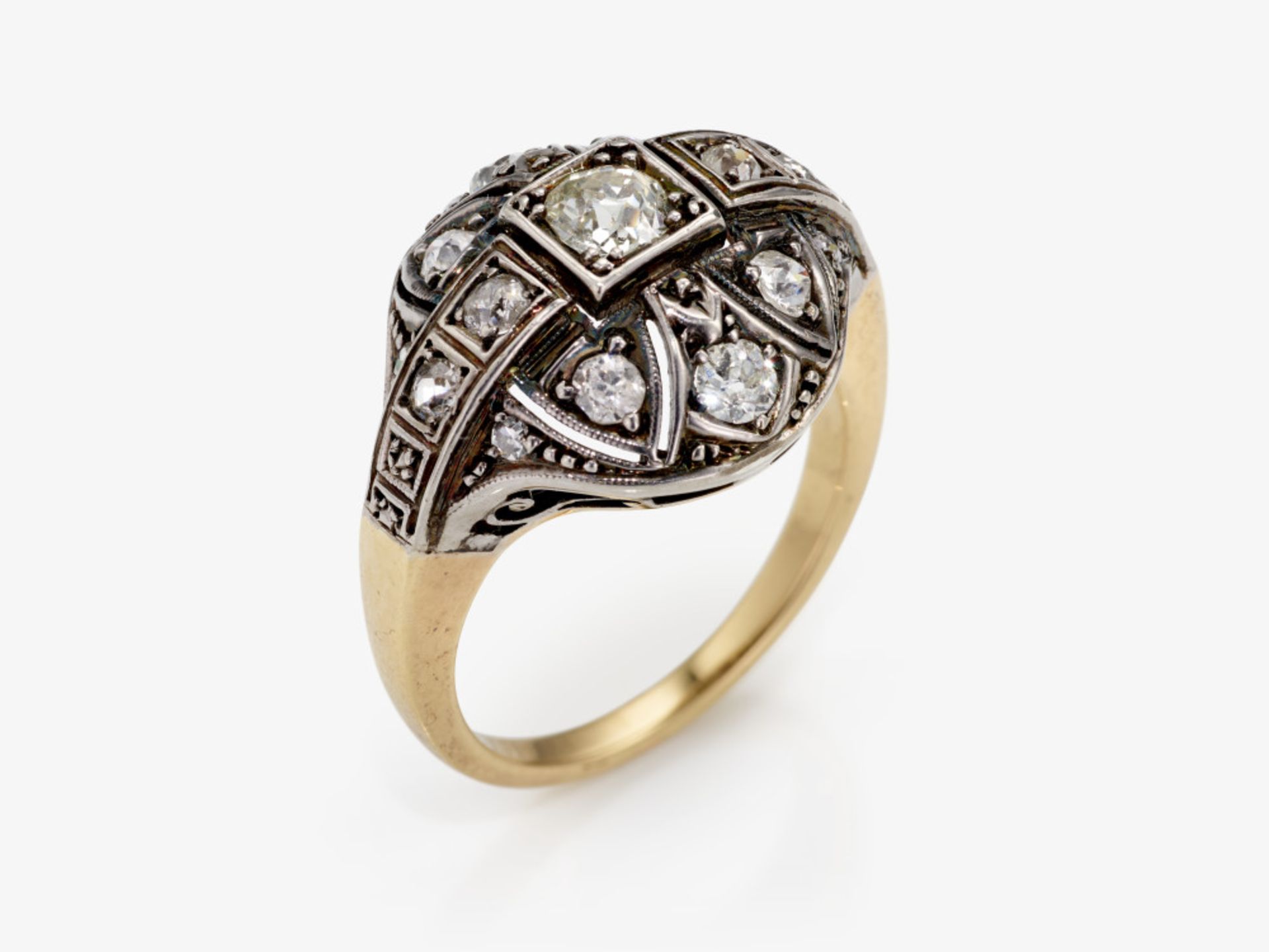Historisierender Ring verziert mit Diamanten im Altschliff