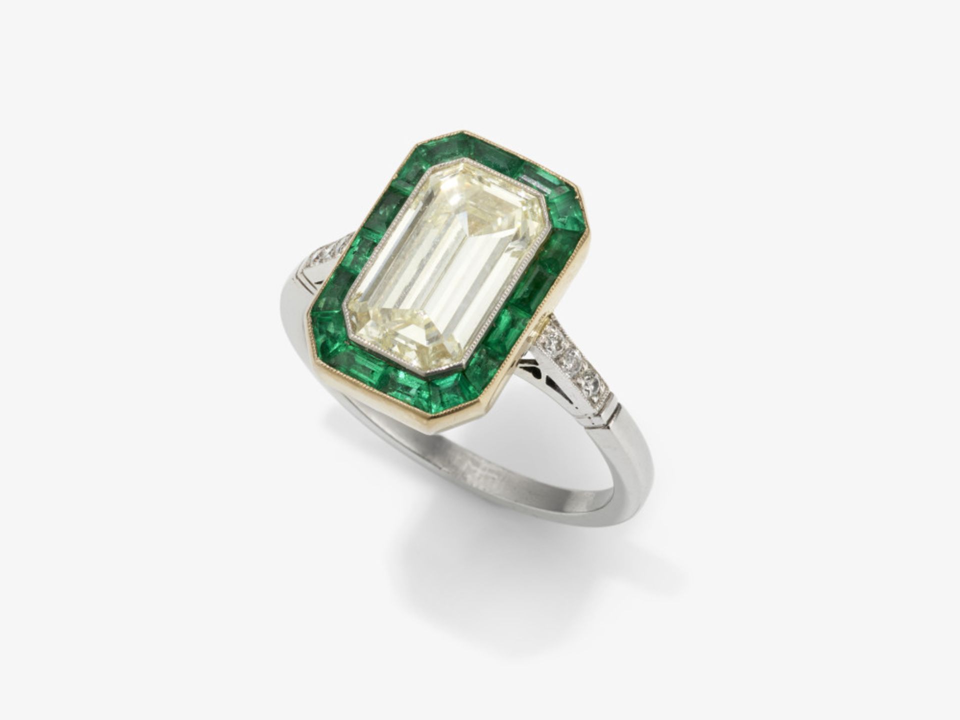 A historical fine Entourage ring decorated with a large emerald-cut diamond and emeralds - England, 