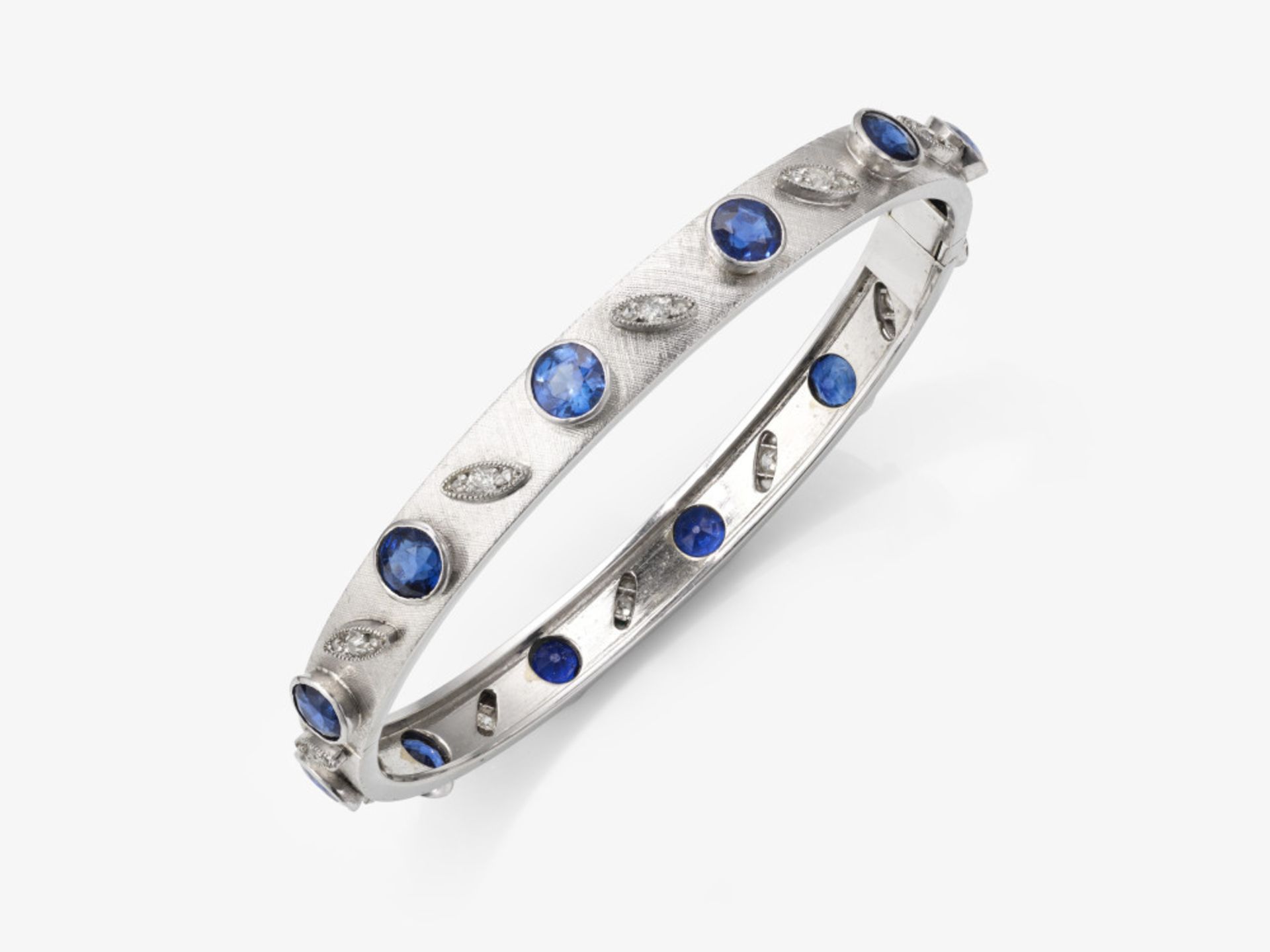 A bangle decorated with sapphires and diamonds - Germany, 1920s - 1930s 