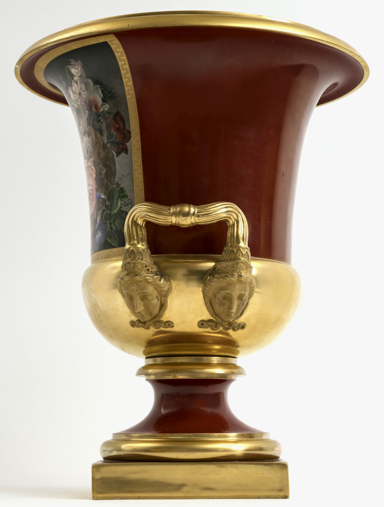 A pair of krater vases with female head handles - Nymphenburg, circa 1830, after a model by Friedric - Image 5 of 7