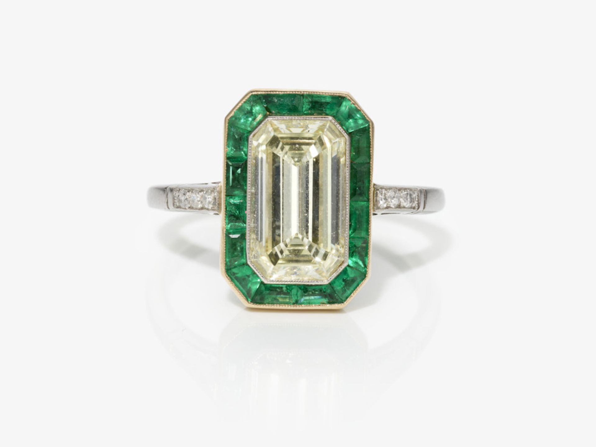 A historical fine Entourage ring decorated with a large emerald-cut diamond and emeralds - England,  - Image 2 of 2