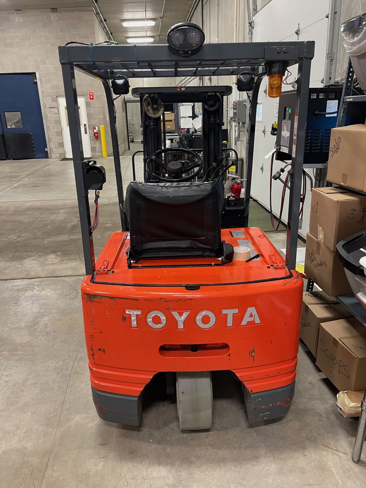 Toyota Electric 3-Wheel Fork Truck, Model 5FBE15, S/N 22967, 3-Stage Mast, ROPS; wi | Rig Fee $100 - Image 4 of 4