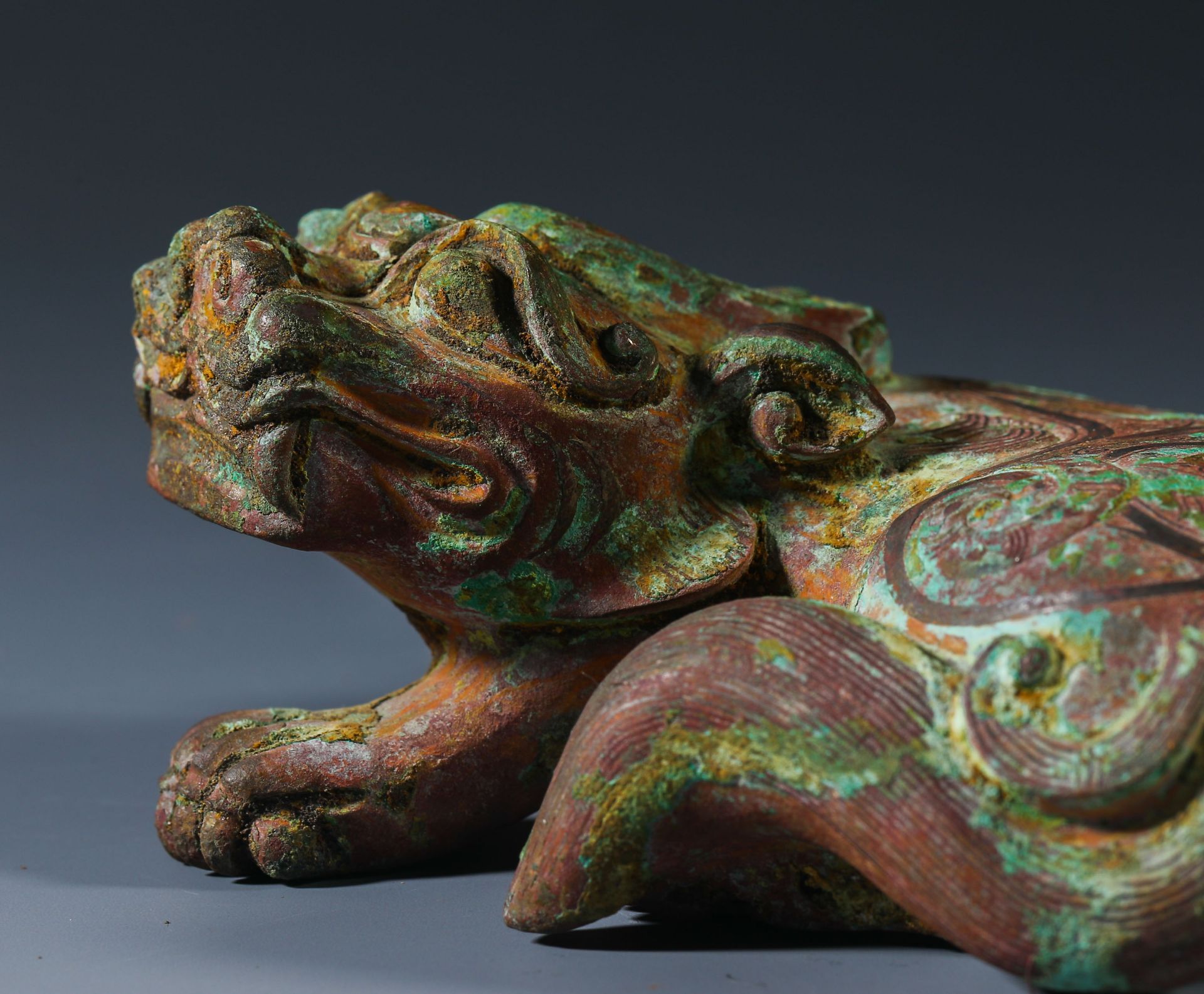 A pair of copper animal paper towns from the Han dynasty  - Bild 8 aus 10