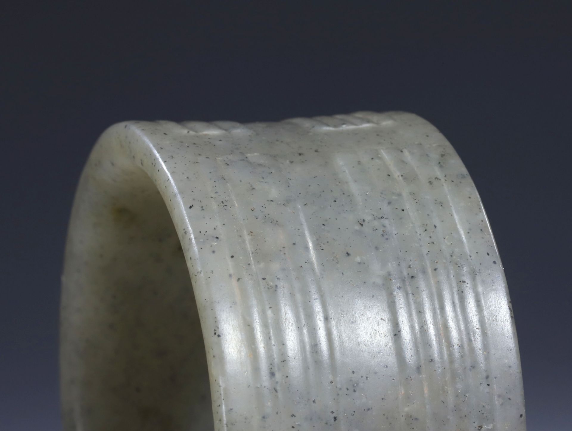 Corrugated three-dimensional jade ring from western zhou Period - Bild 4 aus 5