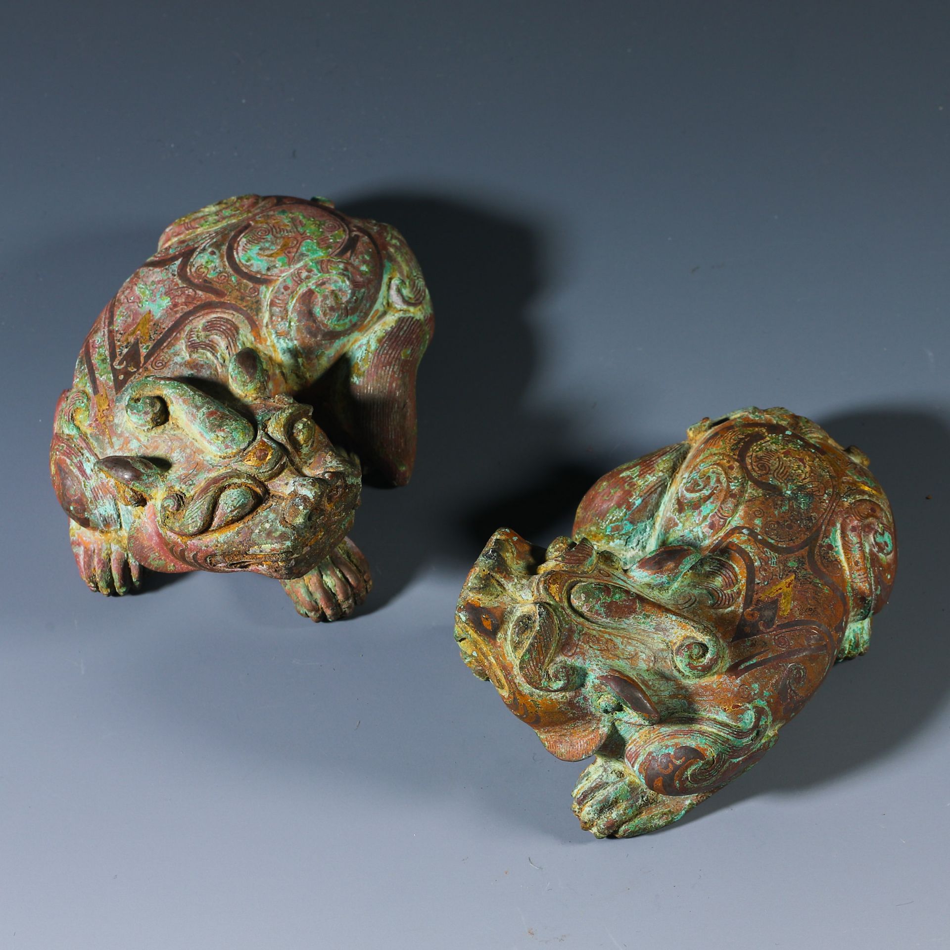 A pair of copper animal paper towns from the Han dynasty 