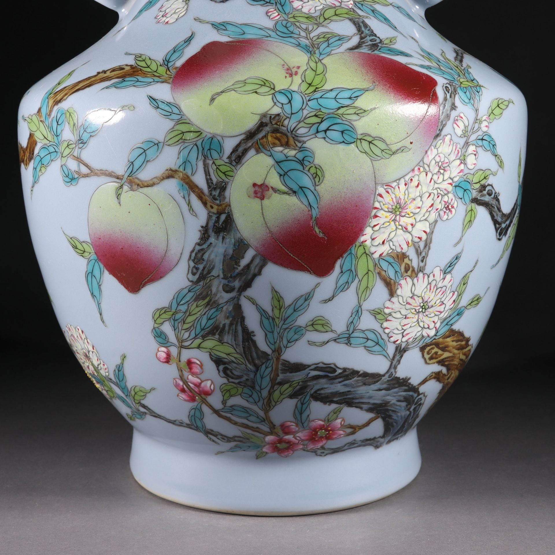 Pastel nine peach amphora from the Qing dynasty - Image 3 of 9