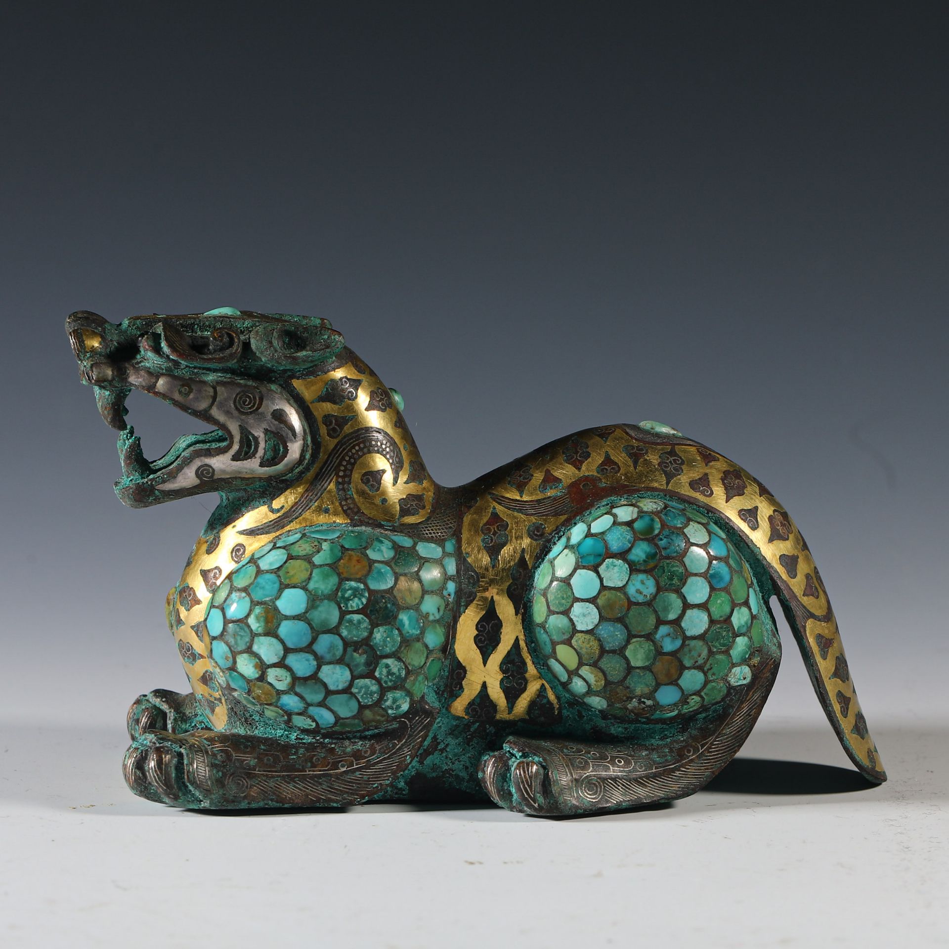 Gold and silver inlaid pine stone auspicious beast from the Han  dynasty - Bild 2 aus 9