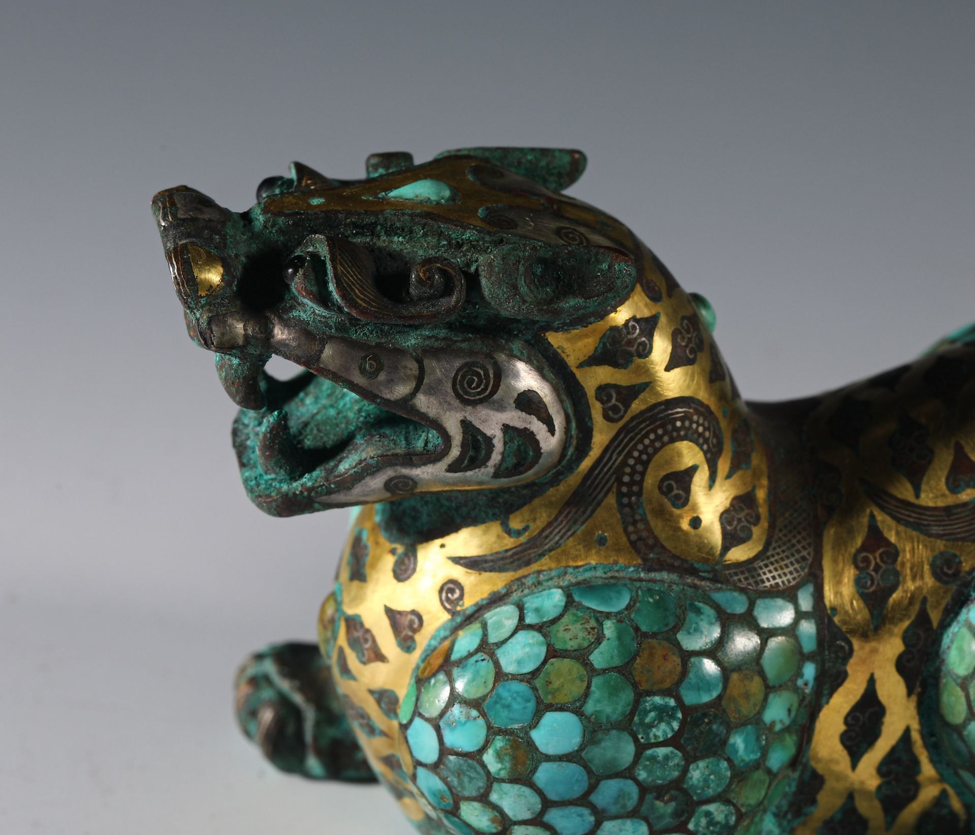 Gold and silver inlaid pine stone auspicious beast from the Han  dynasty - Bild 7 aus 9