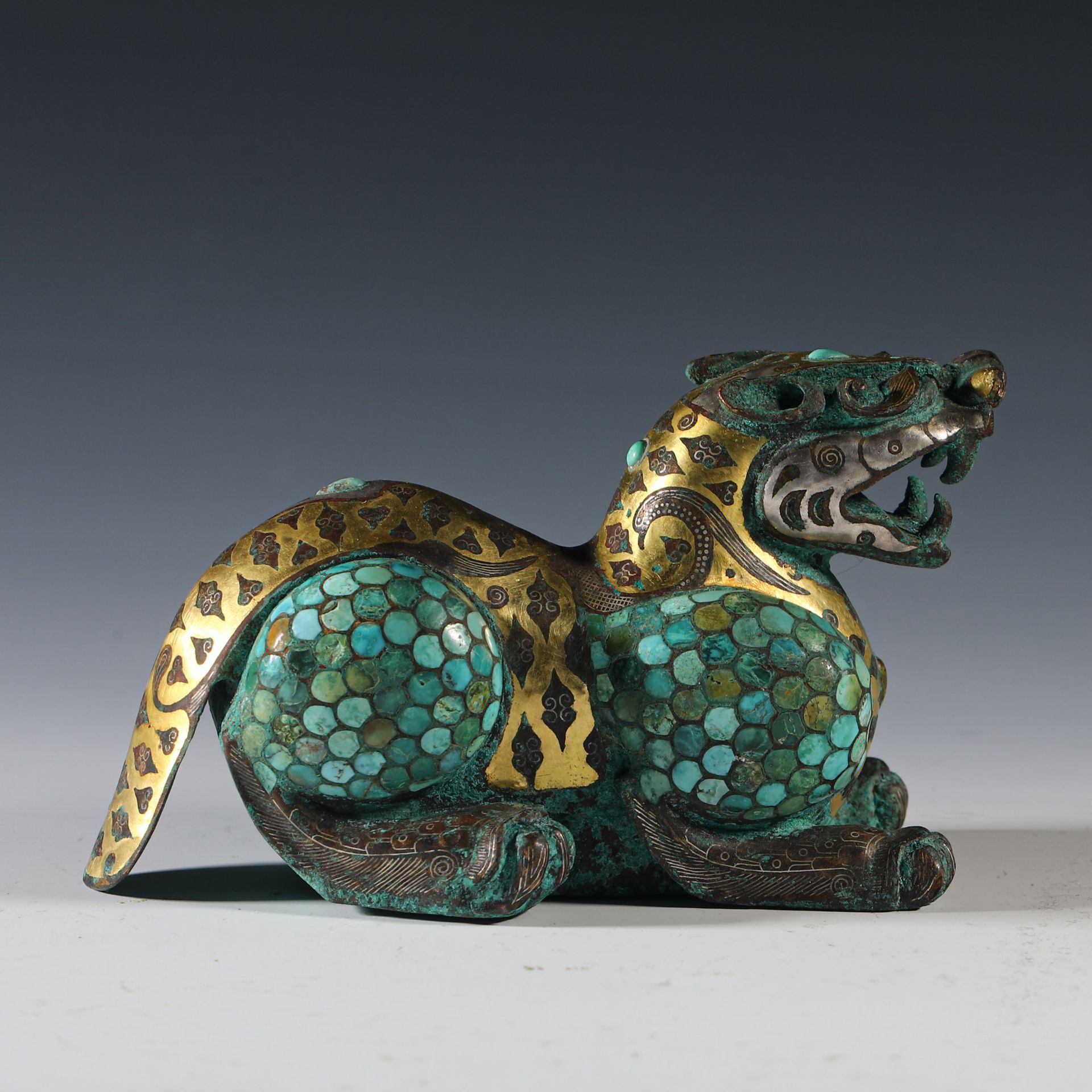 Gold and silver inlaid pine stone auspicious beast from the Han  dynasty - Bild 4 aus 9