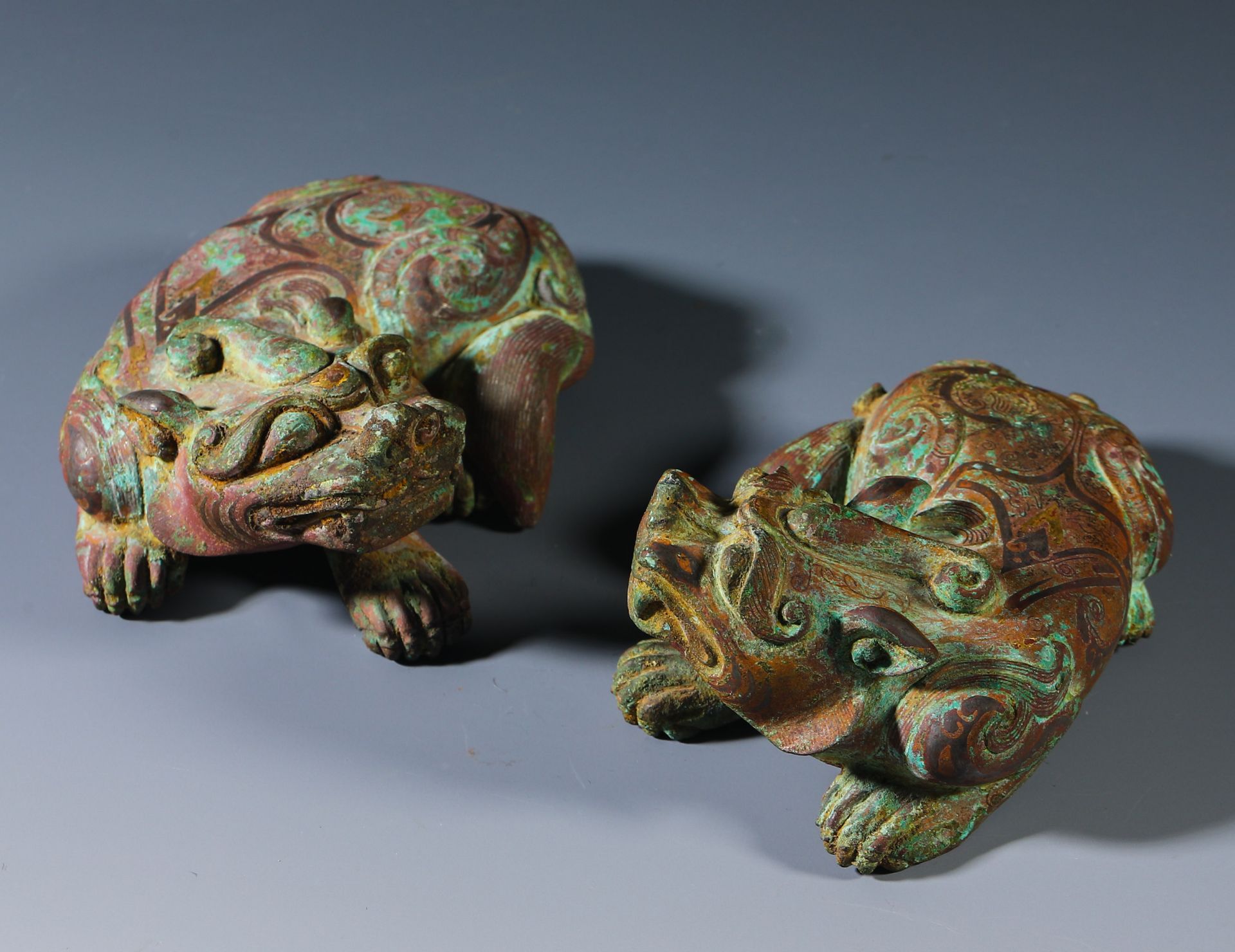 A pair of copper animal paper towns from the Han dynasty  - Bild 2 aus 10