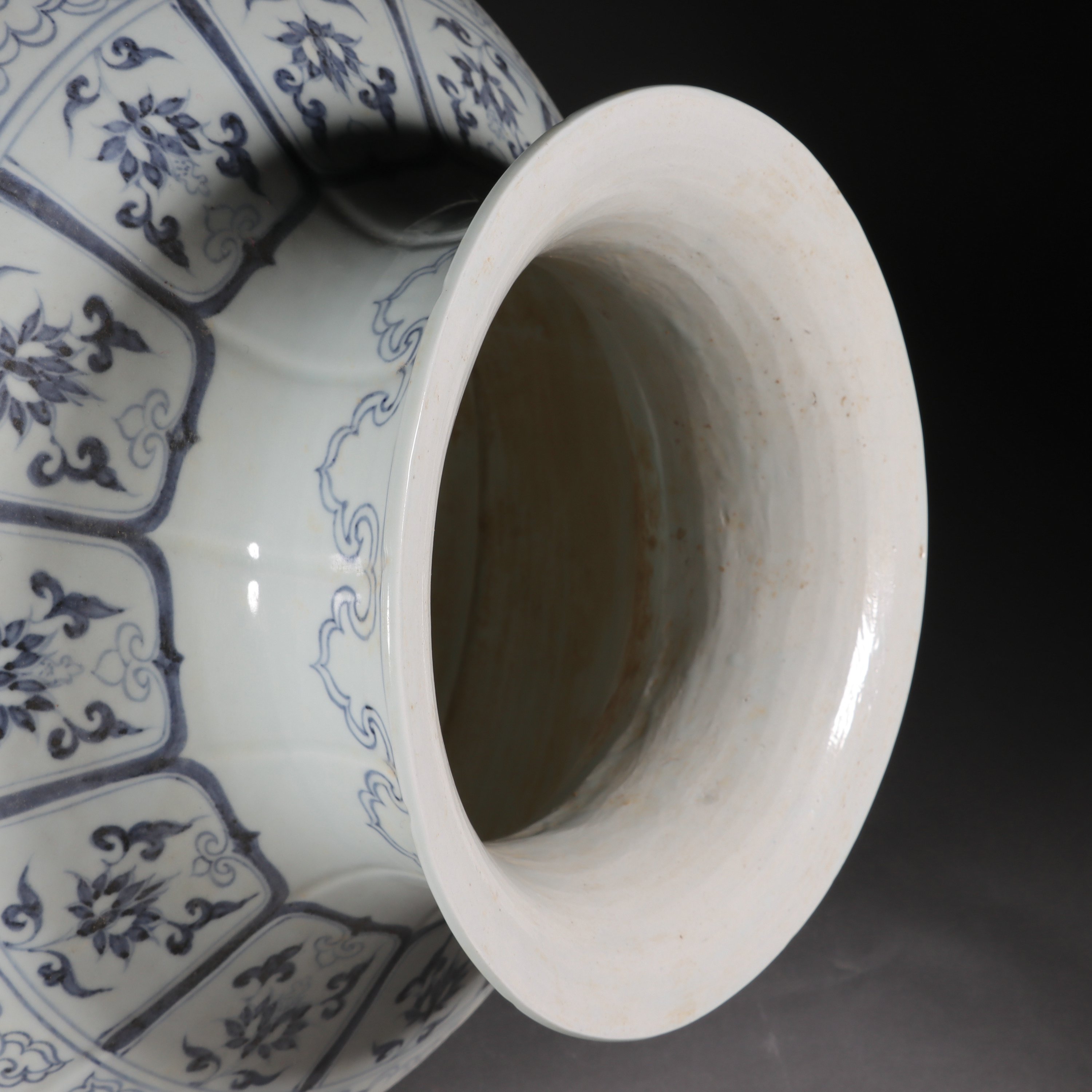 Blue and white flower pattern Cover pot - Image 8 of 13