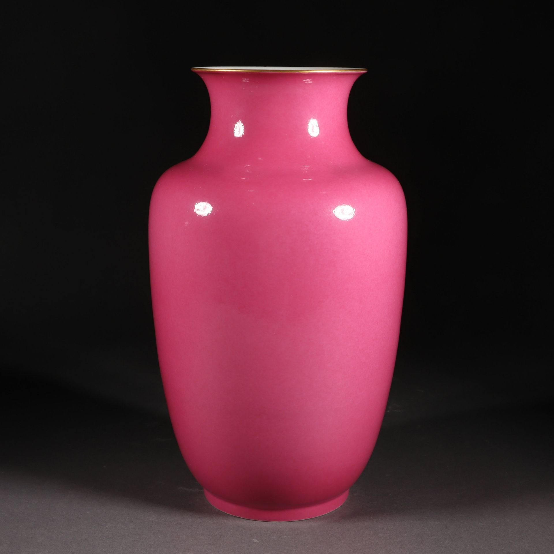 Carmine red lantern-shaped vase
